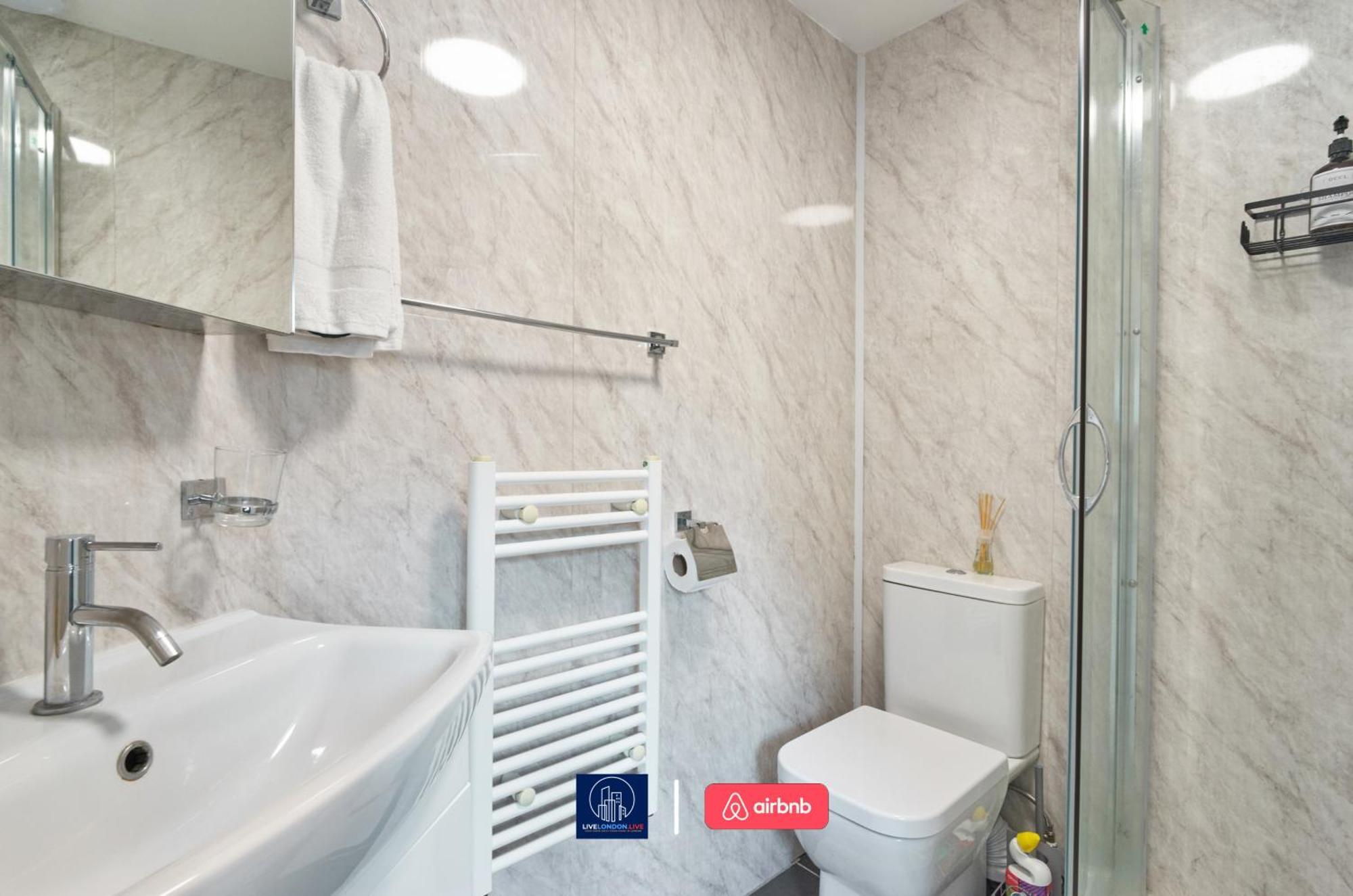 Apartment Last-minute Escape L Sleeps Up To 4 Guests L One-bedroom With King Bed And High Ceilings Near Camden By Live Short Lets & Serviced London