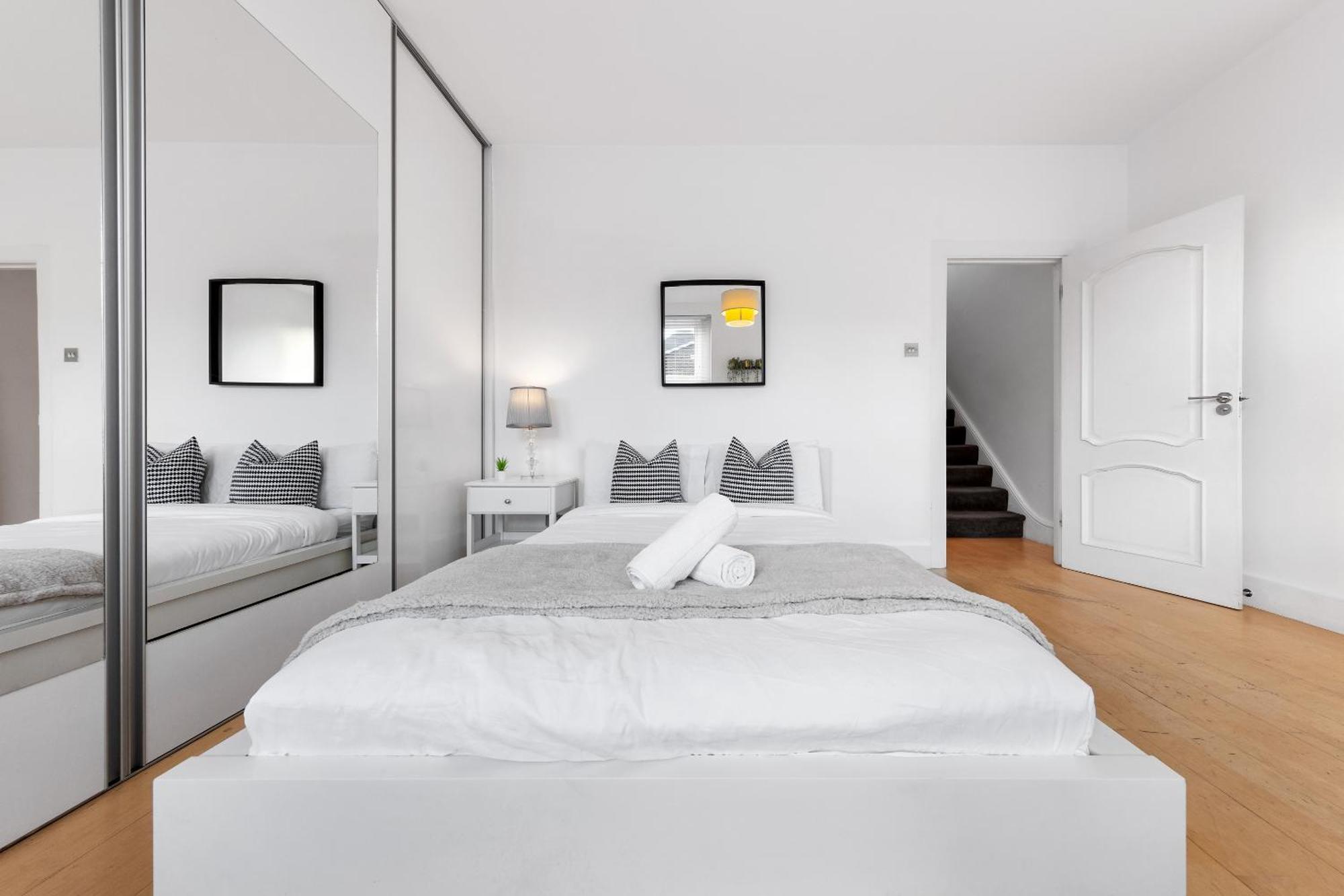 Appartement Luxury 4-bedroom Modern Flat In Steps From Station, Sleeps 9 In Style!