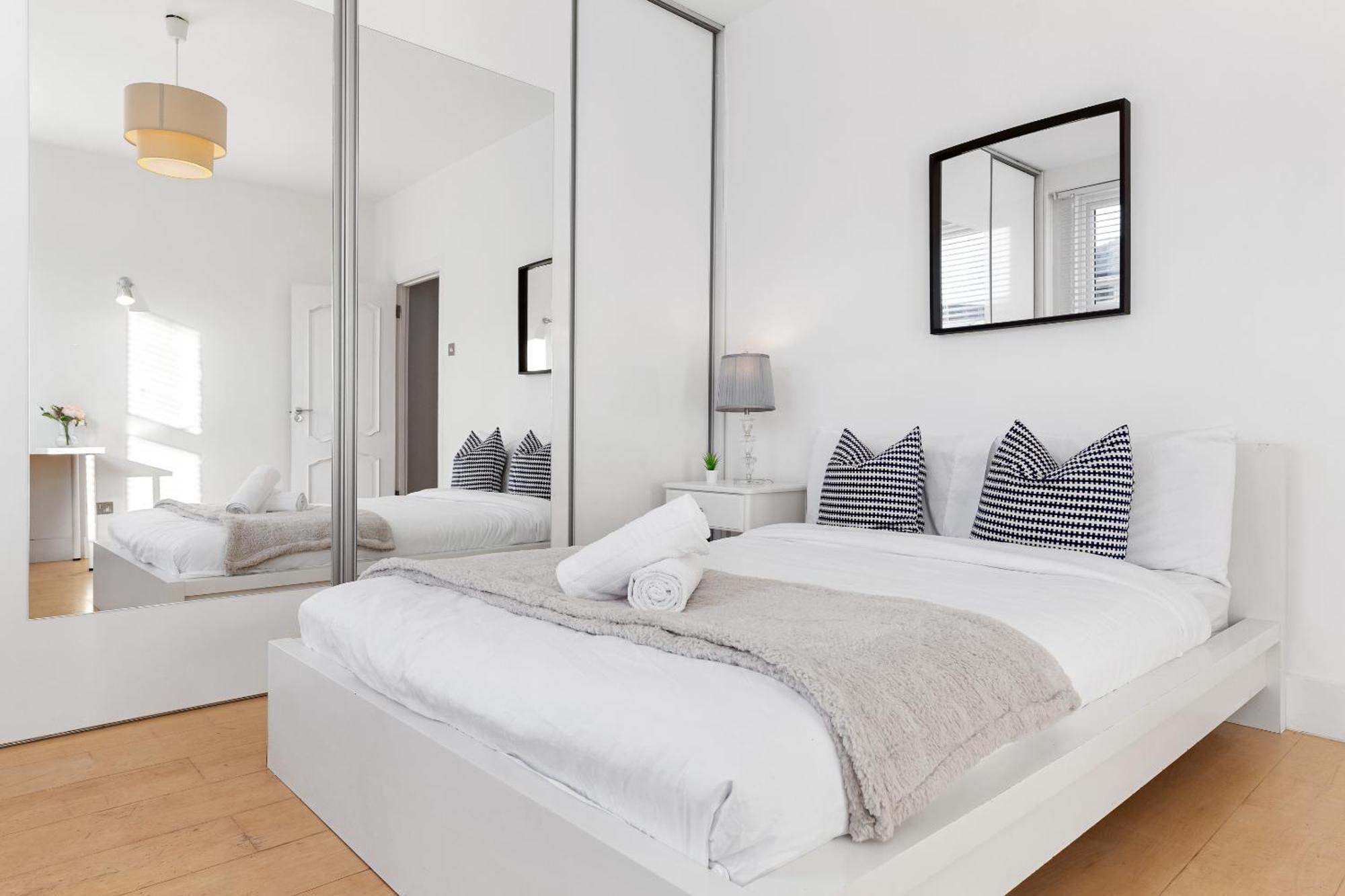 Luxury 4-bedroom Modern Flat In Steps From Station, Sleeps 9 In Style! Lägenhet London