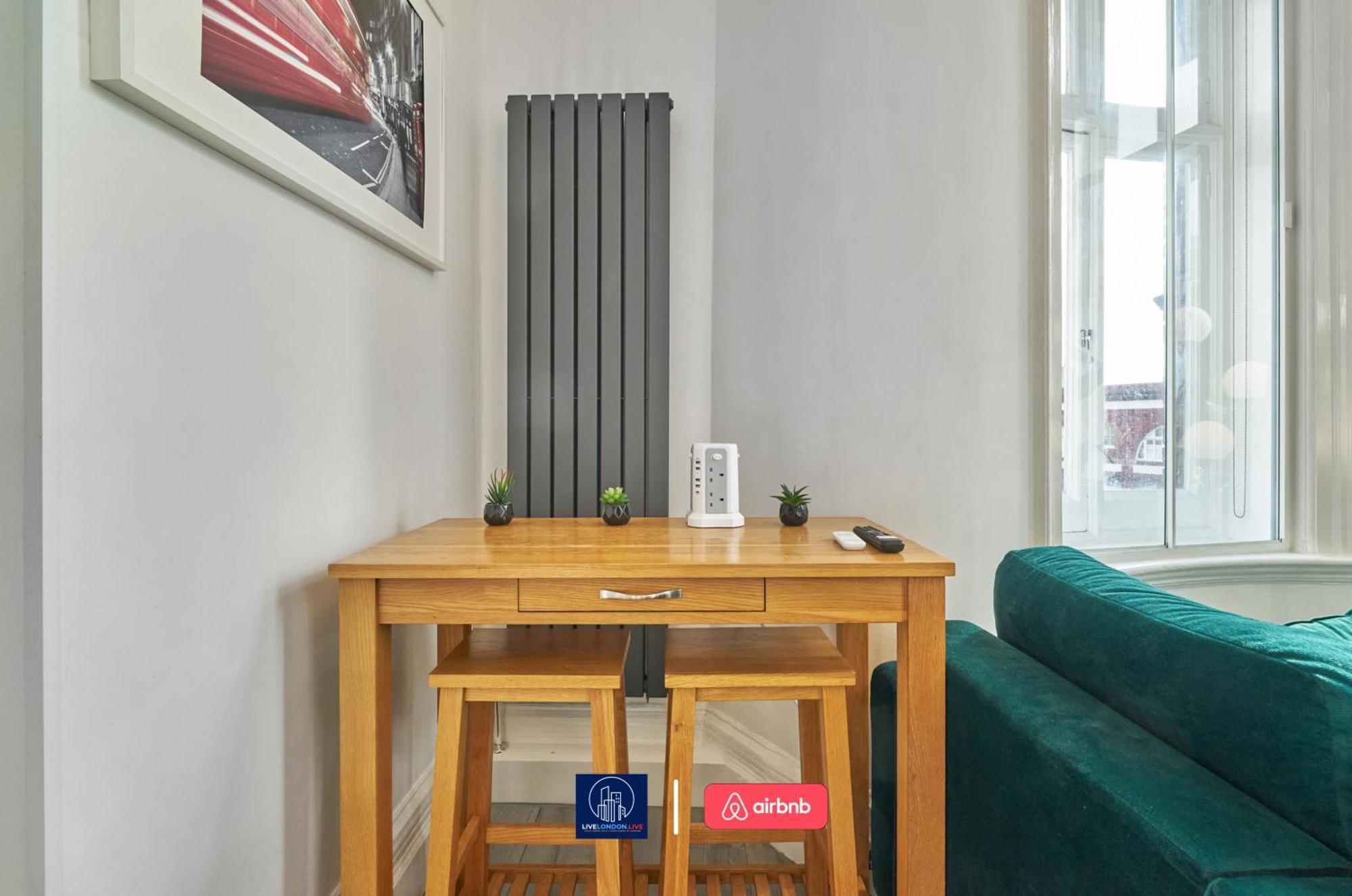 Last-minute Escape L Sleeps Up To 4 Guests L One-bedroom With King Bed And High Ceilings Near Camden By Live Short Lets & Serviced London