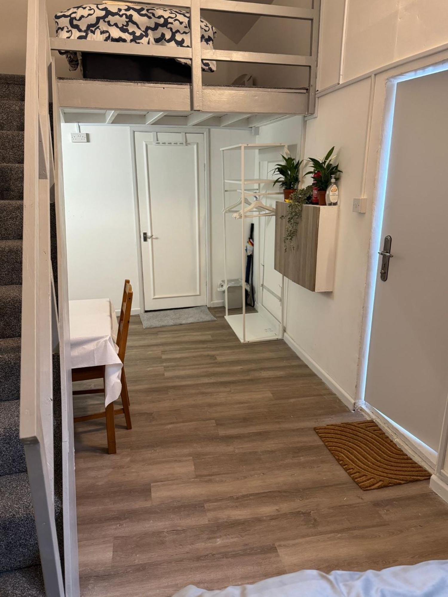 With 3 Beds- 20 Min From Bridge And Gatwick Airport Lejlighed