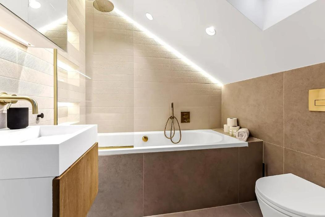 Outstanding 4 Bedroom Lejlighed *