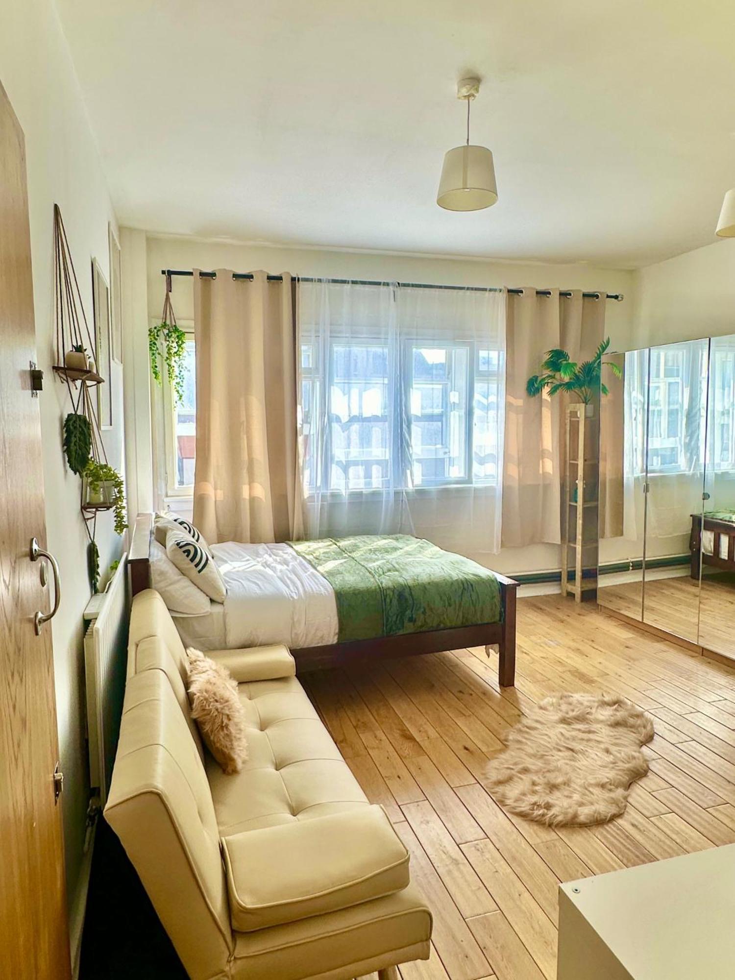 Cozy In Apartment *
