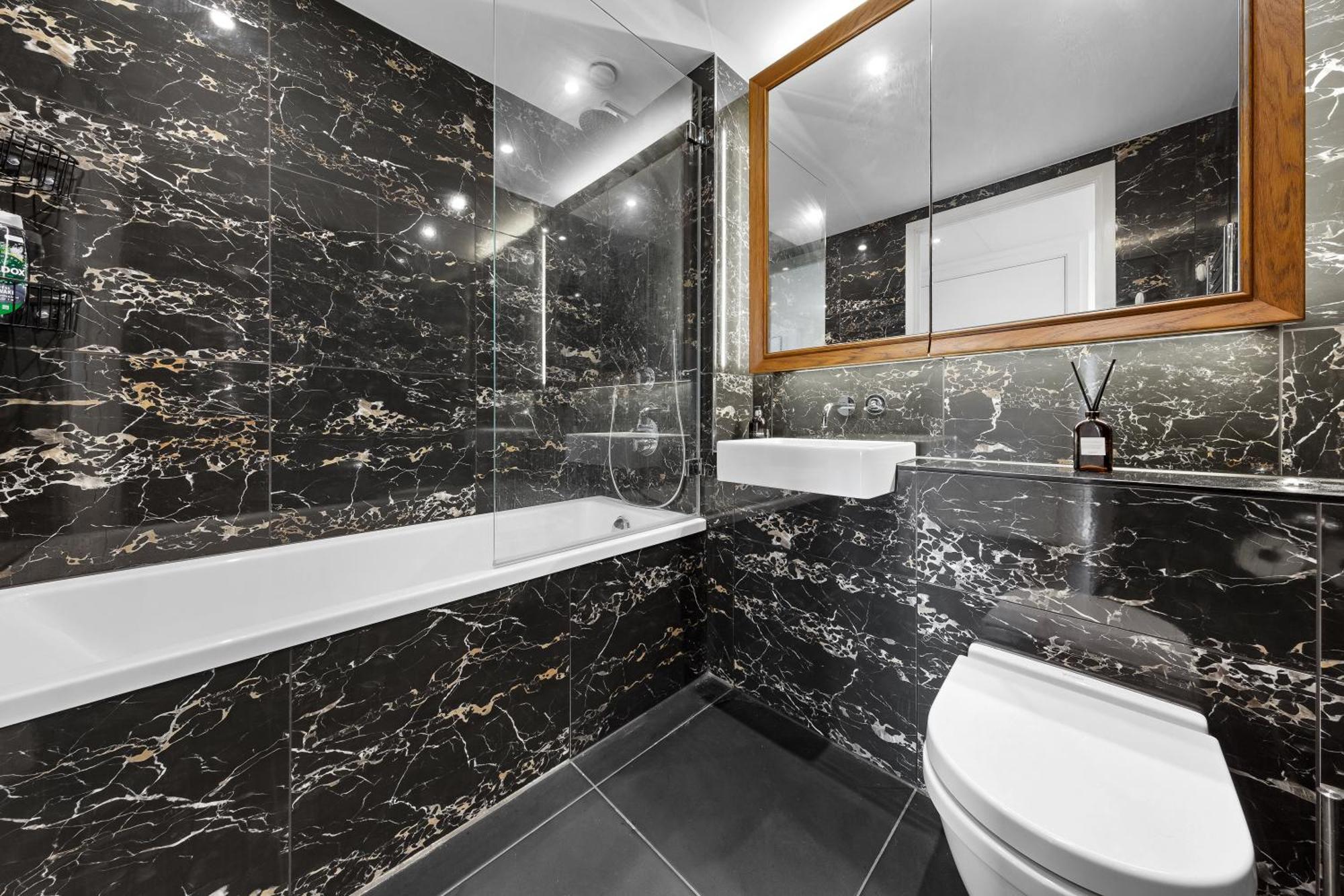 18th Floor Luxury 2 Bedroom, 2 Bathroom Sky View With Rooftop Access & Gym! Unbeatable Experience & Extreme Value! * London