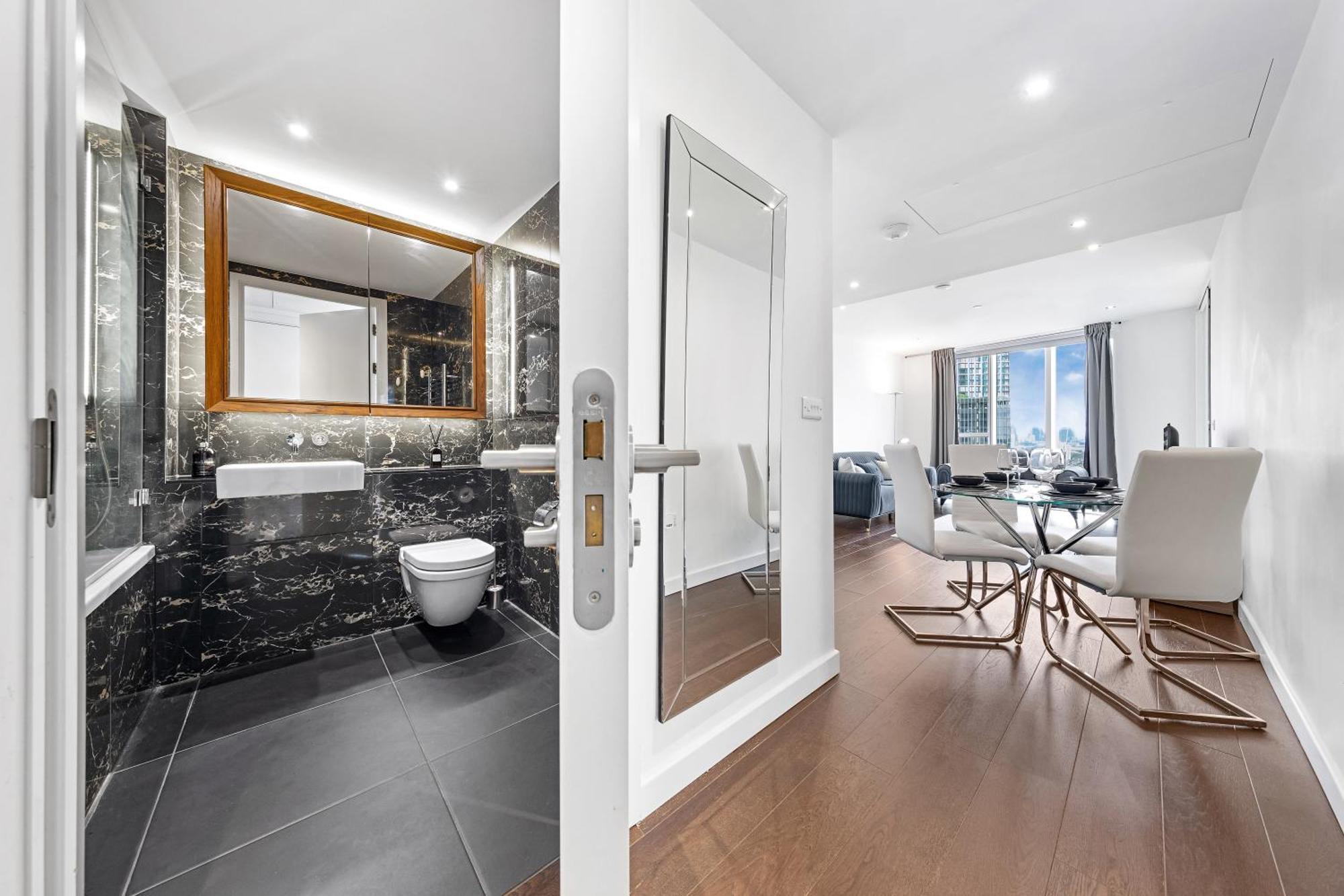 18th Floor Luxury 2 Bedroom, 2 Bathroom Sky View With Rooftop Access & Gym! Unbeatable Experience & Extreme Value! Apartment