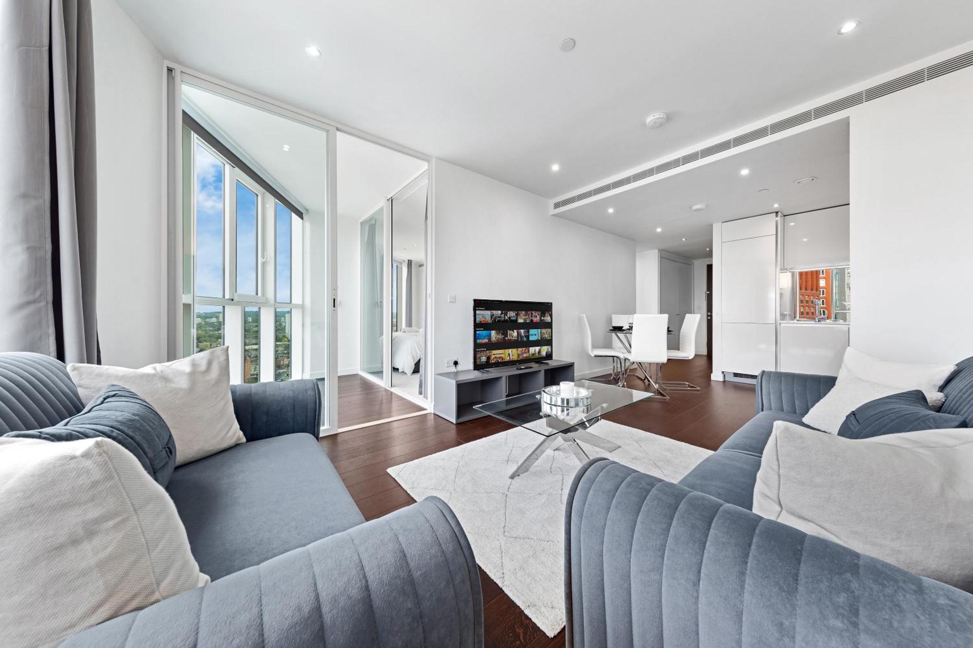 Apartment 18th Floor Luxury 2 Bedroom, 2 Bathroom Sky View With Rooftop Access & Gym! Unbeatable Experience & Extreme Value!