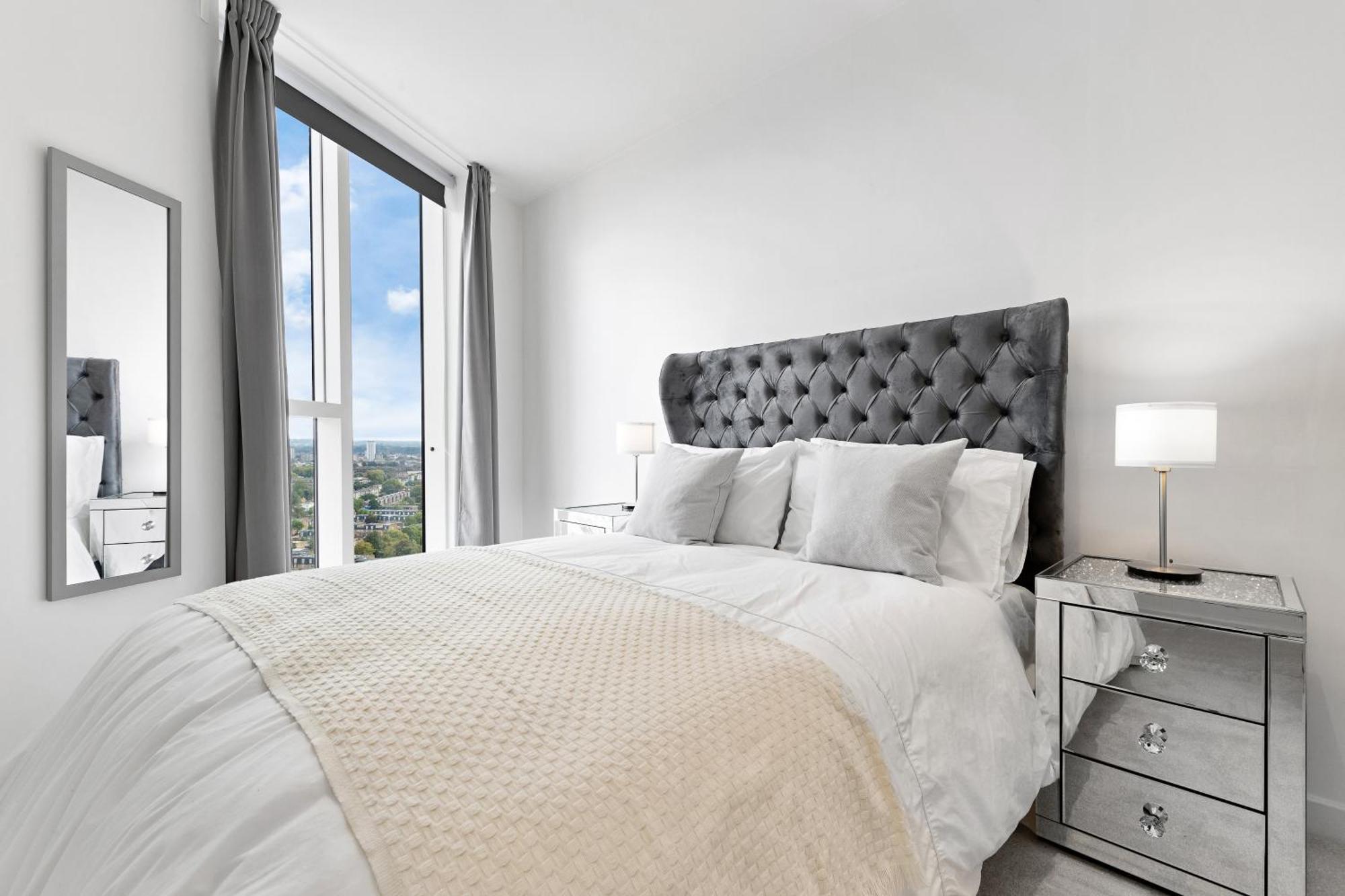 Apartment 18th Floor Luxury 2 Bedroom, 2 Bathroom Sky View With Rooftop Access & Gym! Unbeatable Experience & Extreme Value! *