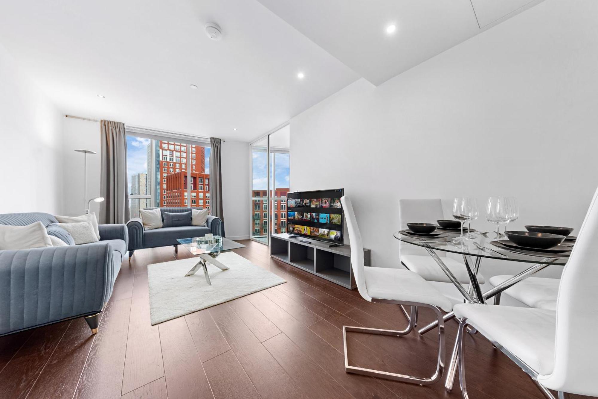 Apartment 18th Floor Luxury 2 Bedroom, 2 Bathroom Sky View With Rooftop Access & Gym! Unbeatable Experience & Extreme Value!