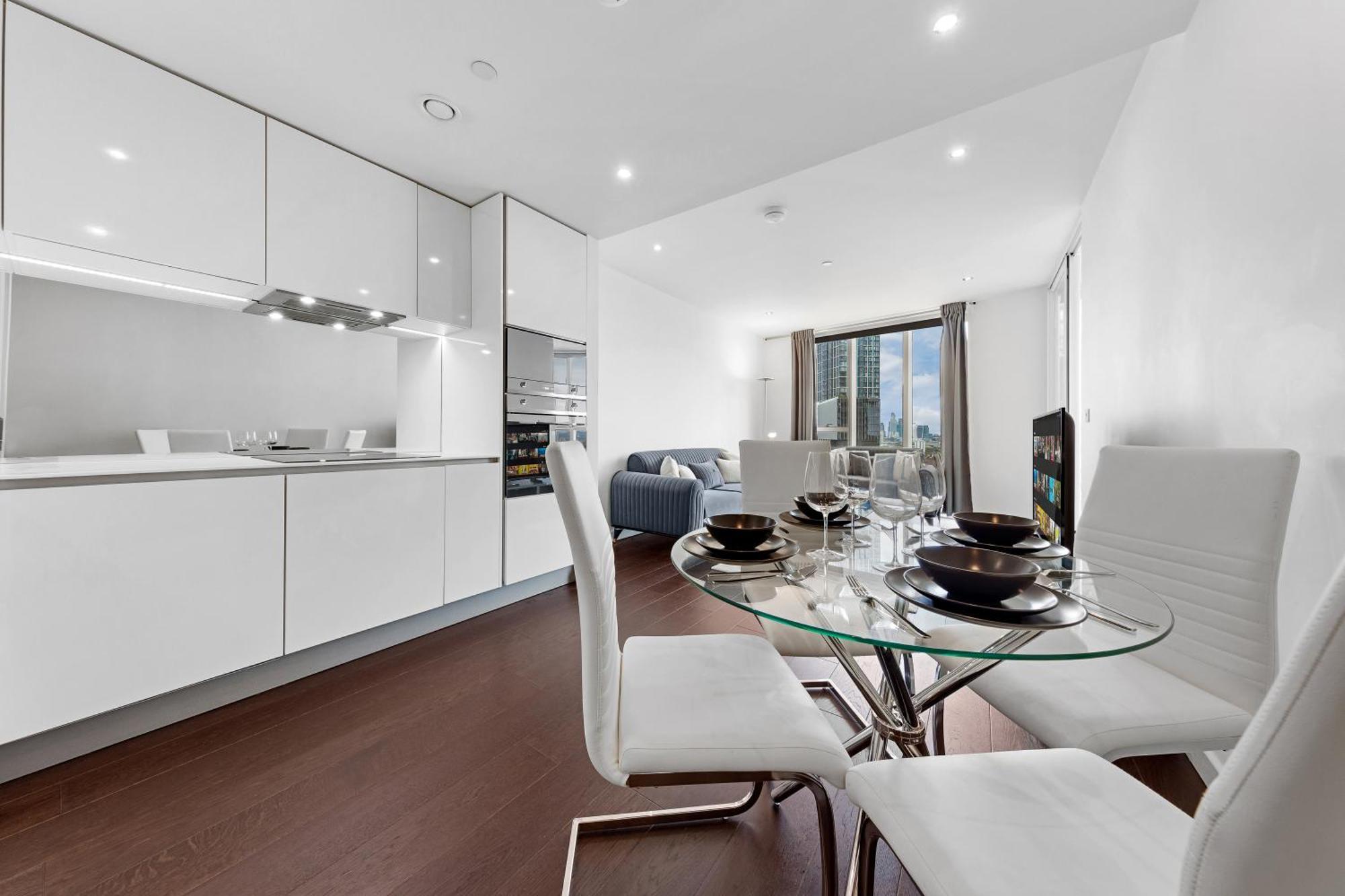 Apartment 18th Floor Luxury 2 Bedroom, 2 Bathroom Sky View With Rooftop Access & Gym! Unbeatable Experience & Extreme Value! London