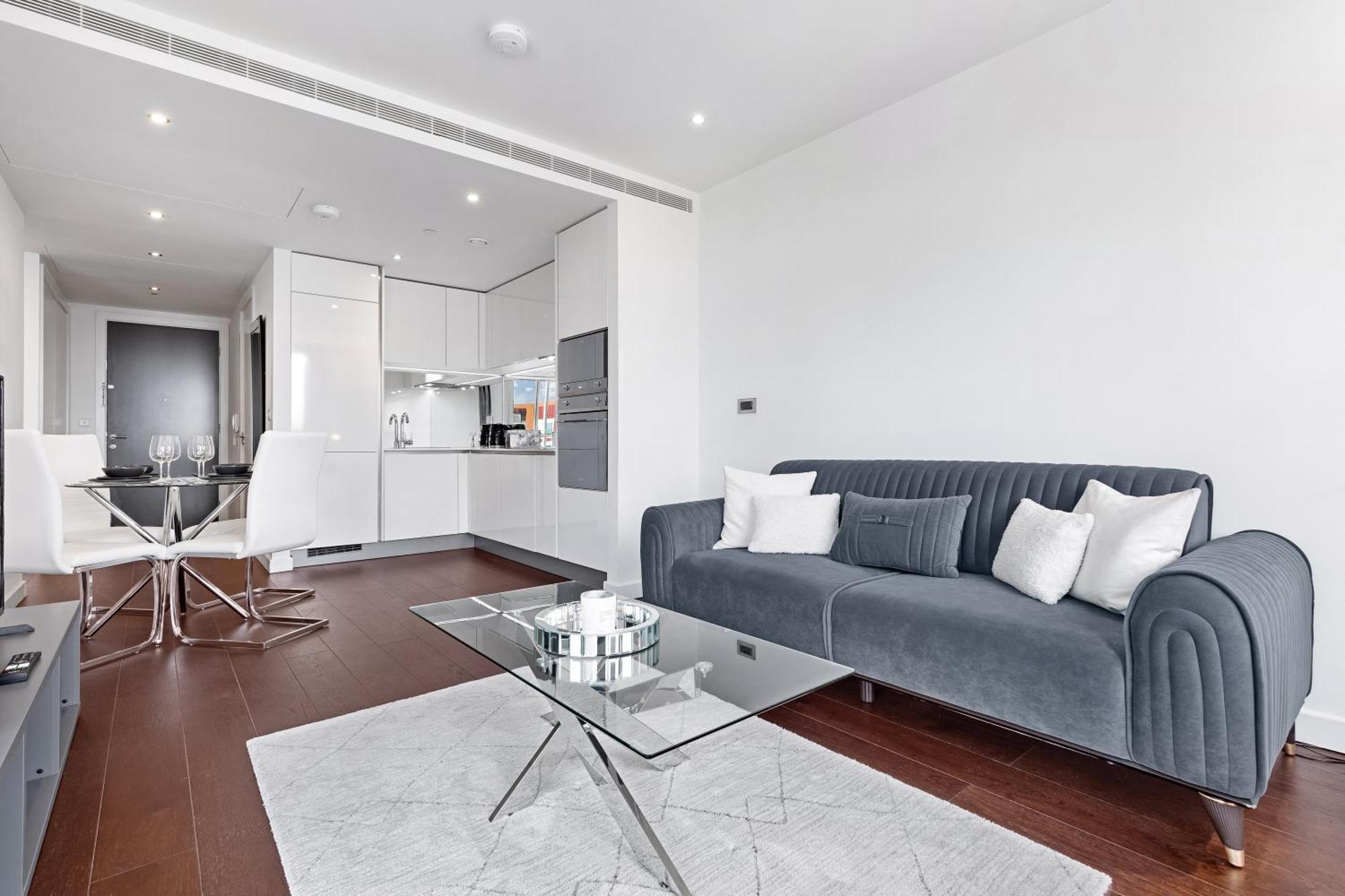 18th Floor Luxury 2 Bedroom, 2 Bathroom Sky View With Rooftop Access & Gym! Unbeatable Experience & Extreme Value! London