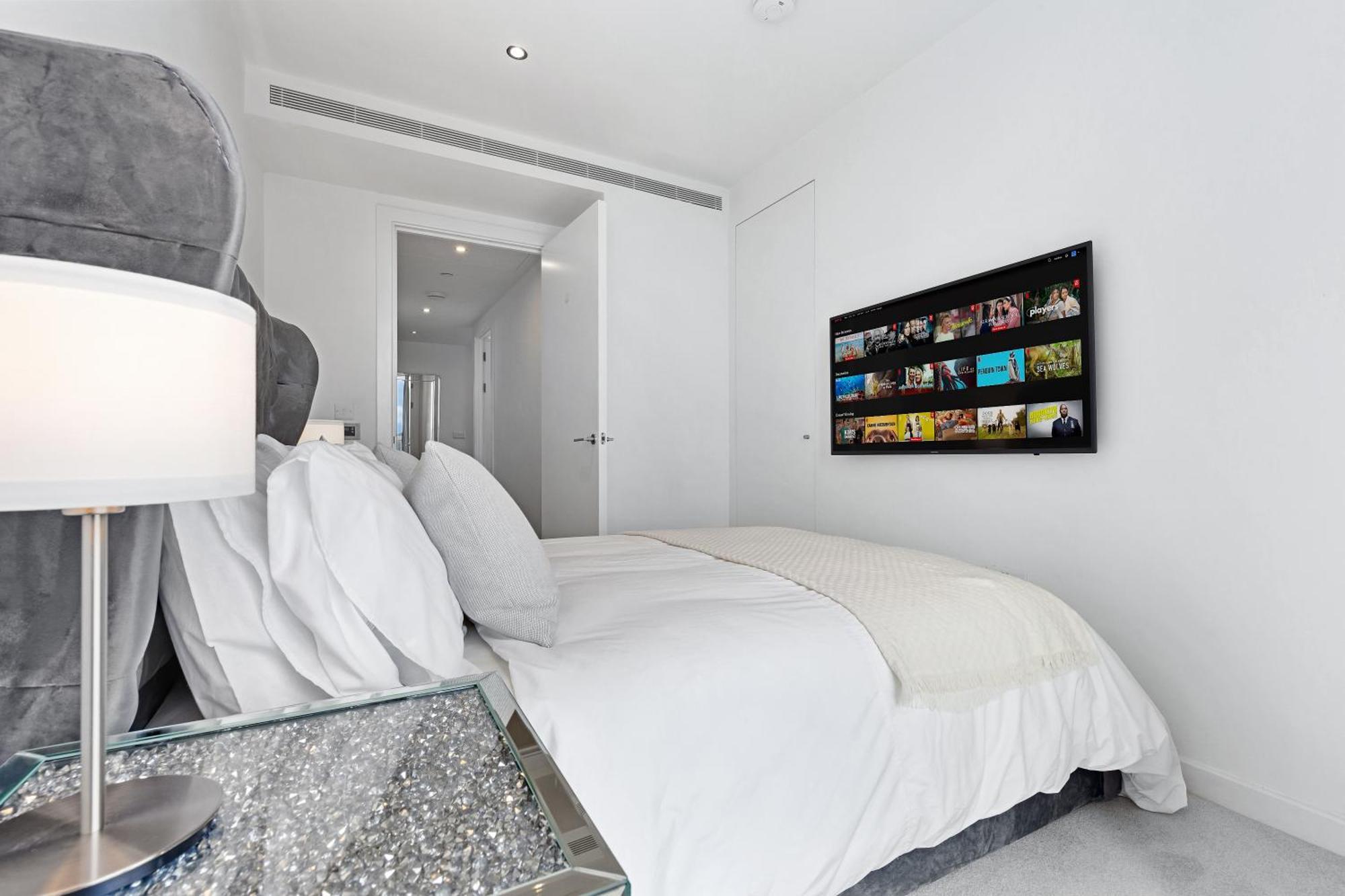 Apartment 18th Floor Luxury 2 Bedroom, 2 Bathroom Sky View With Rooftop Access & Gym! Unbeatable Experience & Extreme Value! London