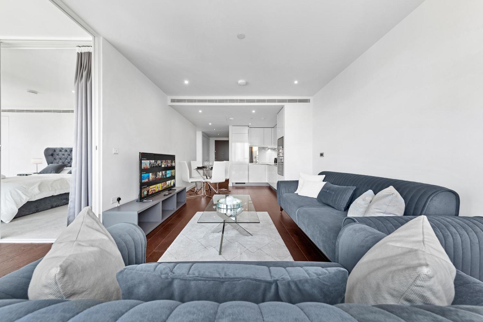 18th Floor Luxury 2 Bedroom, 2 Bathroom Sky View With Rooftop Access & Gym! Unbeatable Experience & Extreme Value! *