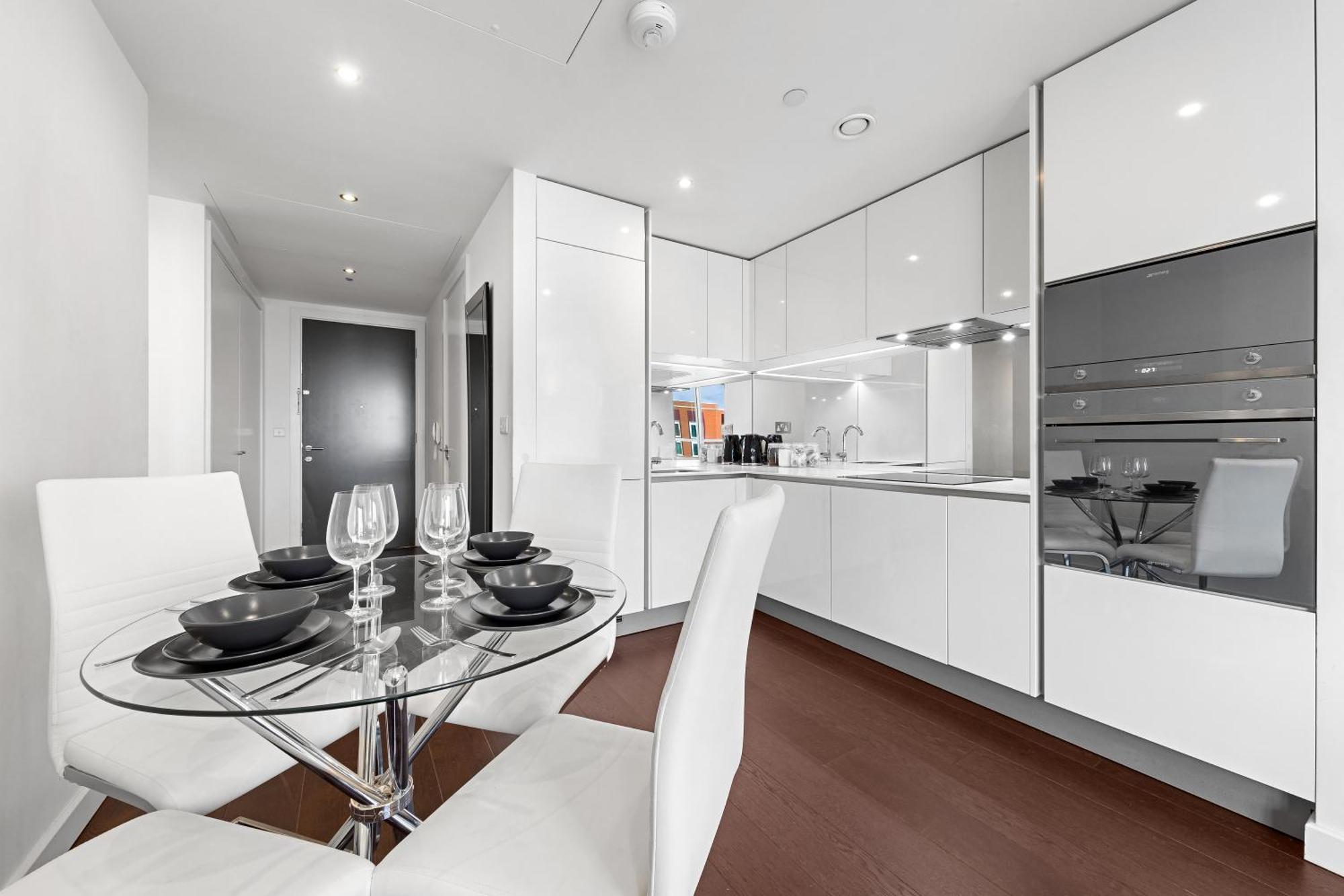 18th Floor Luxury 2 Bedroom, 2 Bathroom Sky View With Rooftop Access & Gym! Unbeatable Experience & Extreme Value! Apartment