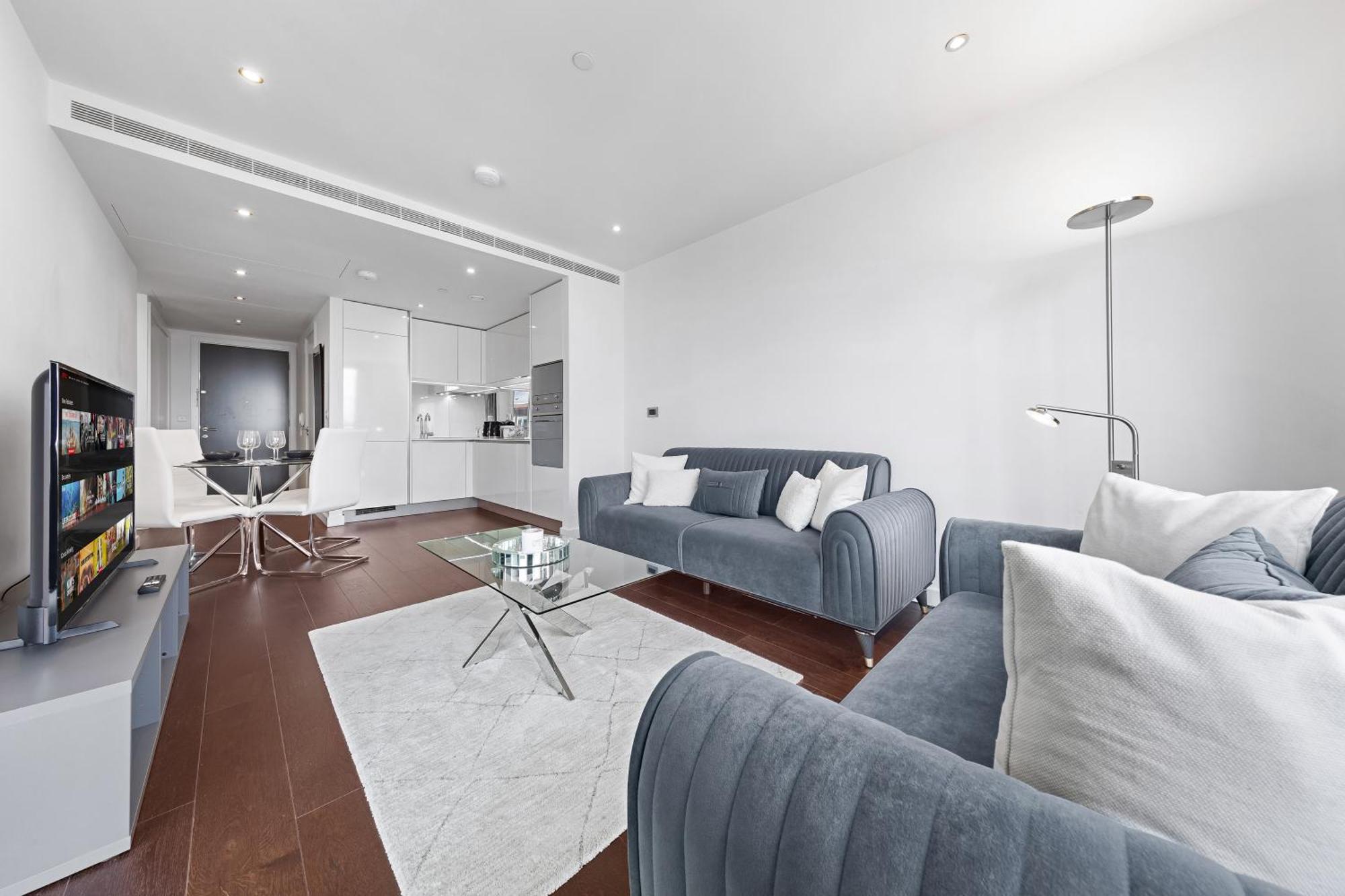 Apartment 18th Floor Luxury 2 Bedroom, 2 Bathroom Sky View With Rooftop Access & Gym! Unbeatable Experience & Extreme Value! *