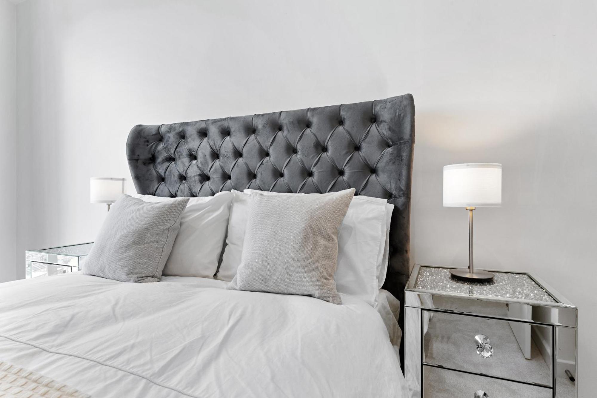 Apartment 18th Floor Luxury 2 Bedroom, 2 Bathroom Sky View With Rooftop Access & Gym! Unbeatable Experience & Extreme Value! London