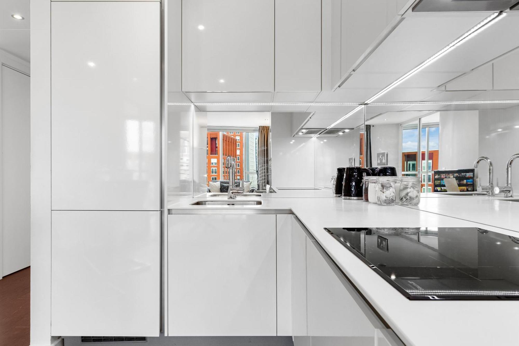 18th Floor Luxury 2 Bedroom, 2 Bathroom Sky View With Rooftop Access & Gym! Unbeatable Experience & Extreme Value! Apartment *