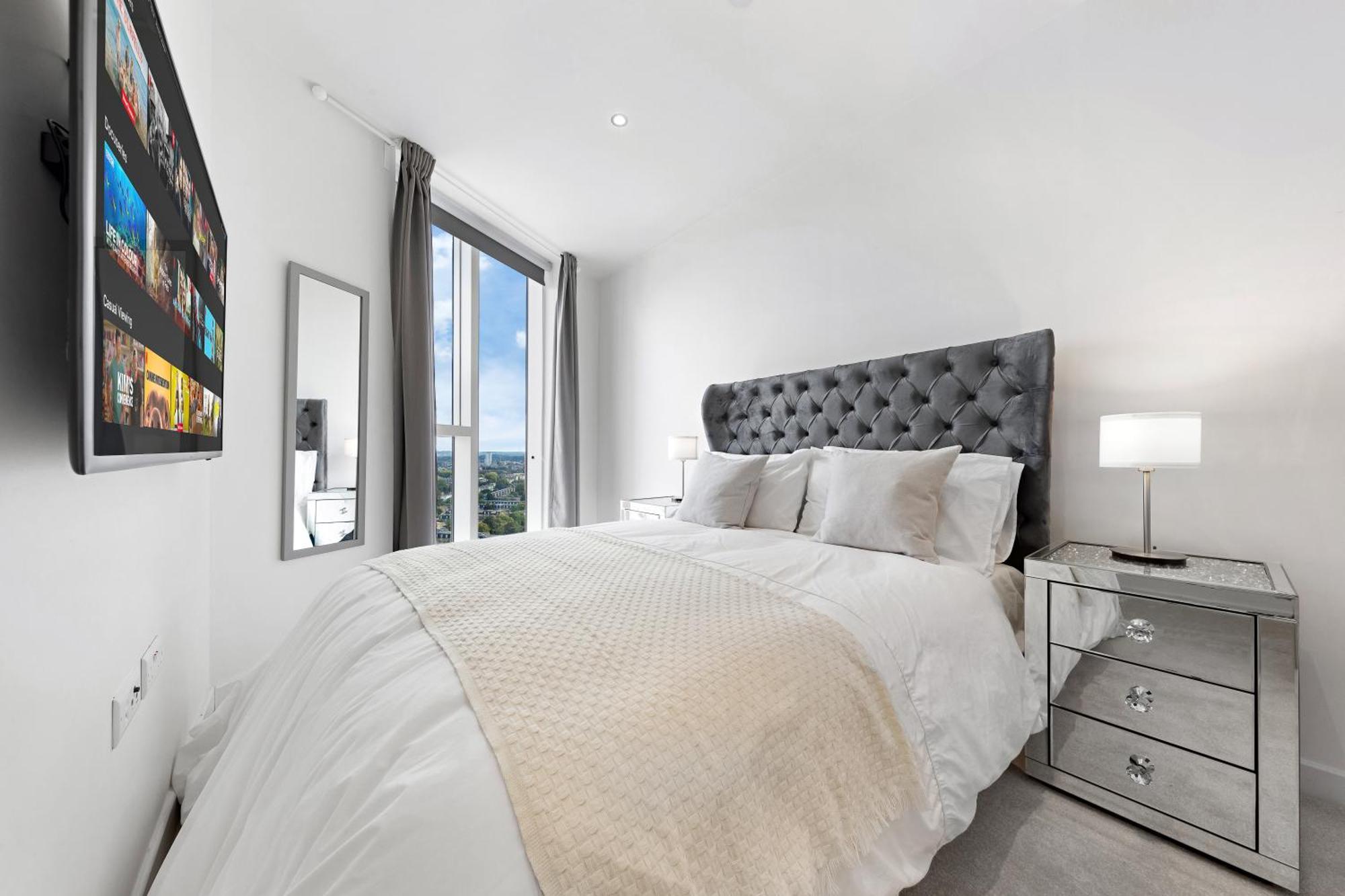Apartment 18th Floor Luxury 2 Bedroom, 2 Bathroom Sky View With Rooftop Access & Gym! Unbeatable Experience & Extreme Value! *
