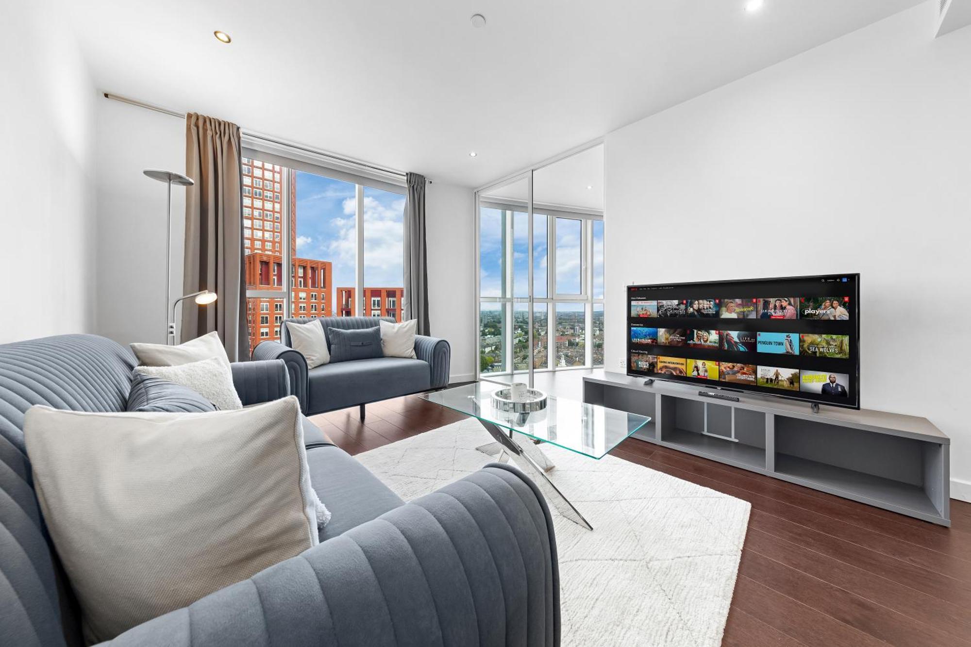 18th Floor Luxury 2 Bedroom, 2 Bathroom Sky View With Rooftop Access & Gym! Unbeatable Experience & Extreme Value! * London