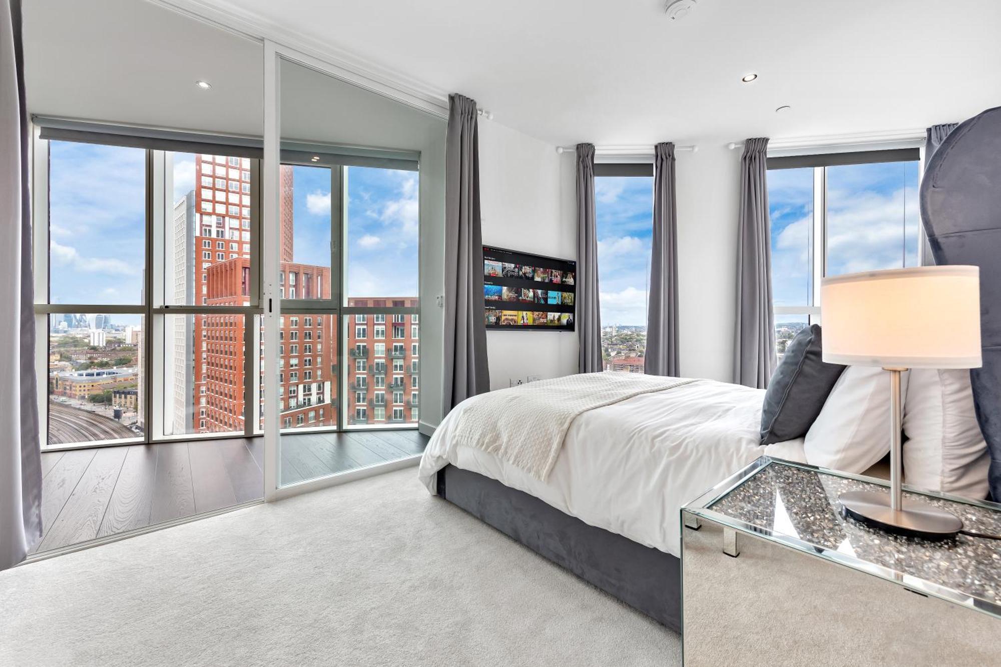 18th Floor Luxury 2 Bedroom, 2 Bathroom Sky View With Rooftop Access & Gym! Unbeatable Experience & Extreme Value! * London