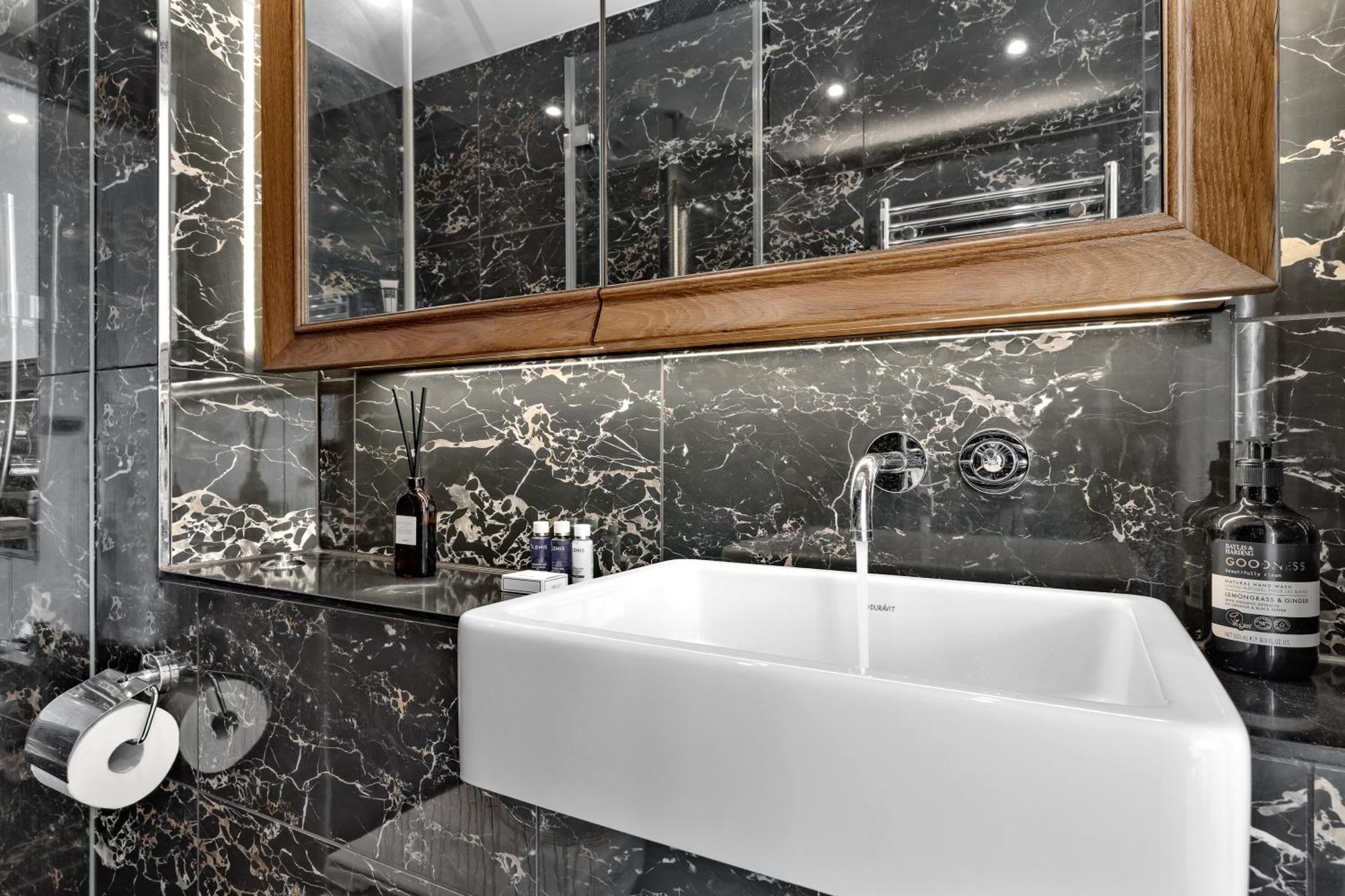 18th Floor Luxury 2 Bedroom, 2 Bathroom Sky View With Rooftop Access & Gym! Unbeatable Experience & Extreme Value! Apartment