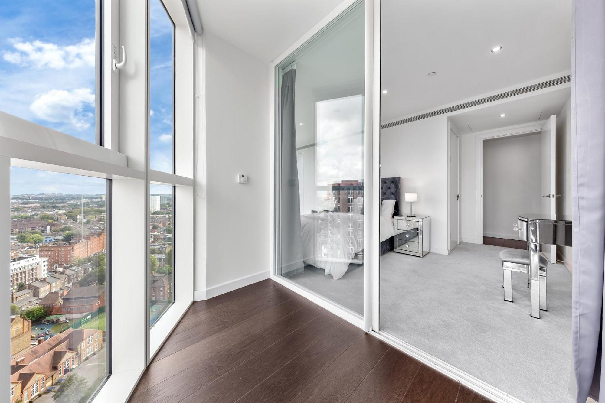 Apartment 18th Floor Luxury 2 Bedroom, 2 Bathroom Sky View With Rooftop Access & Gym! Unbeatable Experience & Extreme Value! *