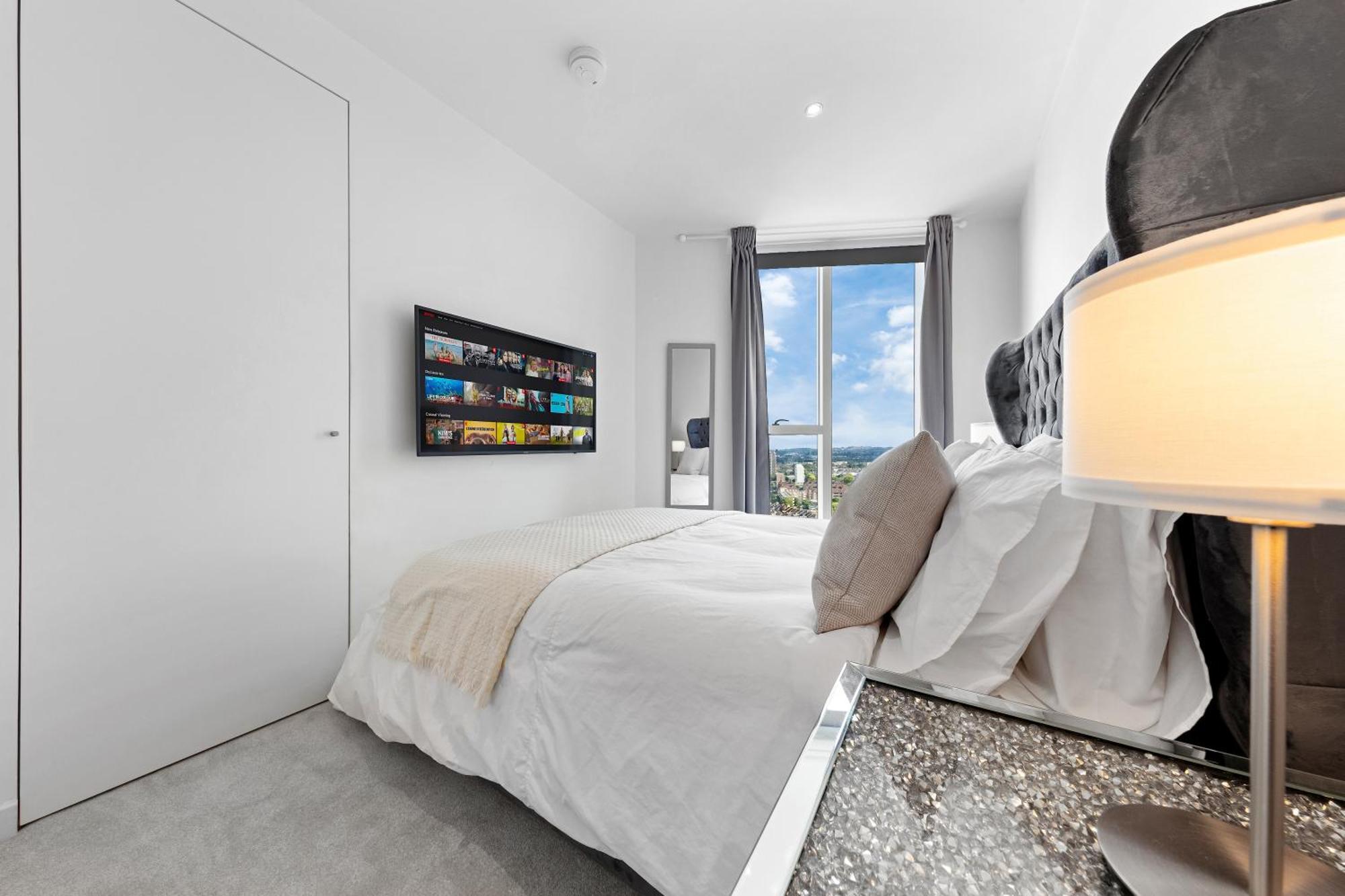 18th Floor Luxury 2 Bedroom, 2 Bathroom Sky View With Rooftop Access & Gym! Unbeatable Experience & Extreme Value! *