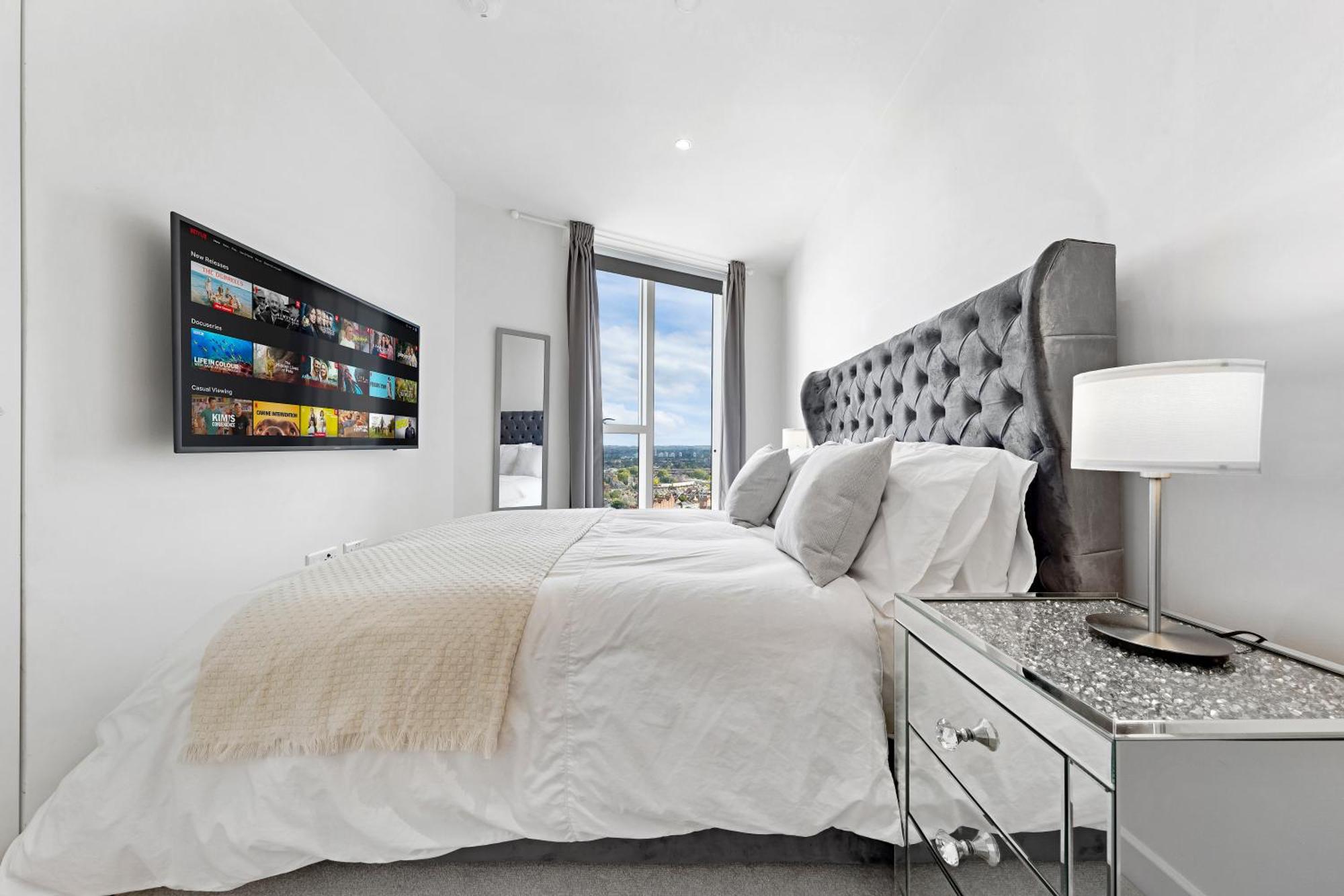 Apartment 18th Floor Luxury 2 Bedroom, 2 Bathroom Sky View With Rooftop Access & Gym! Unbeatable Experience & Extreme Value!