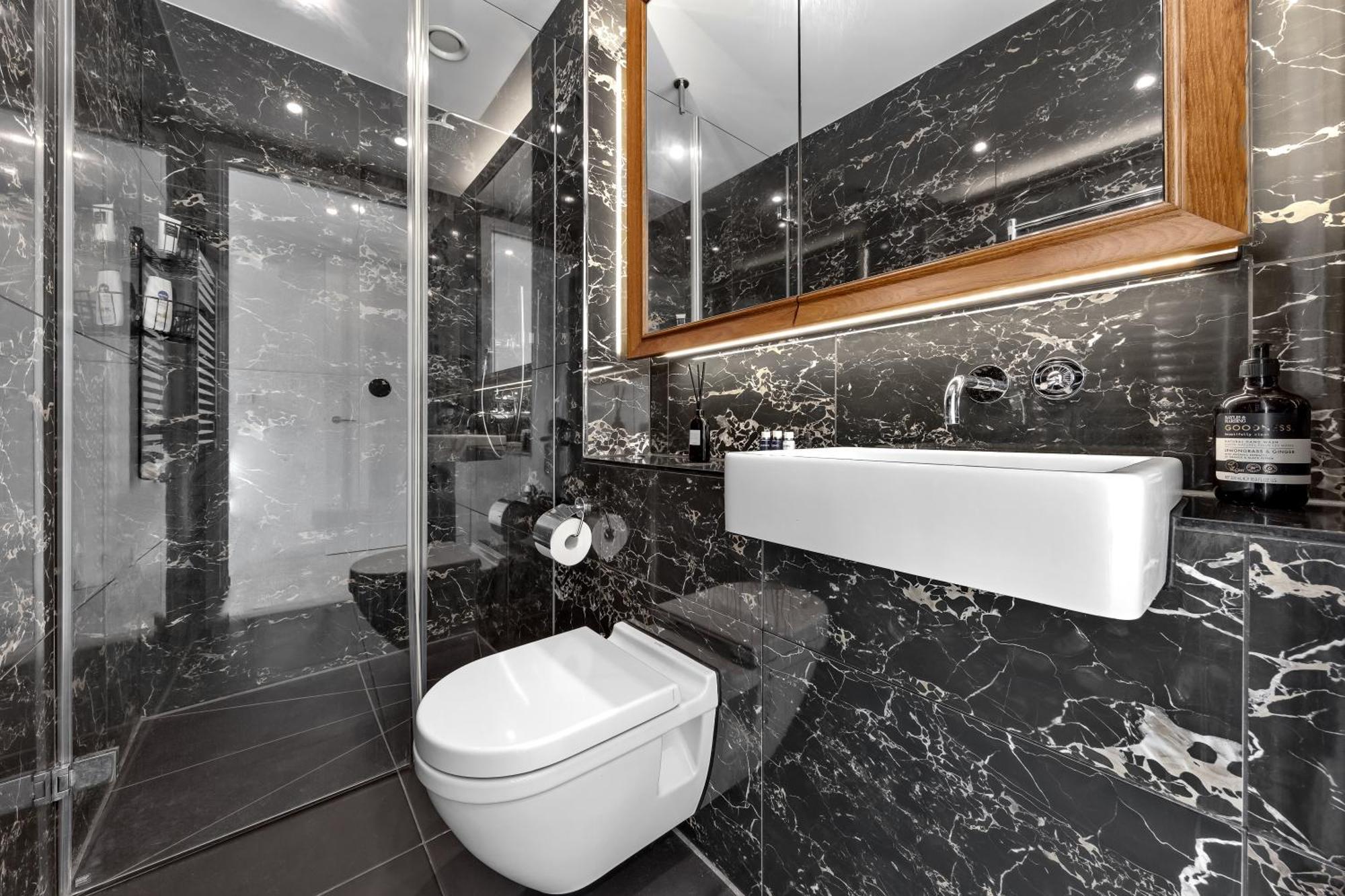 Apartment 18th Floor Luxury 2 Bedroom, 2 Bathroom Sky View With Rooftop Access & Gym! Unbeatable Experience & Extreme Value! *