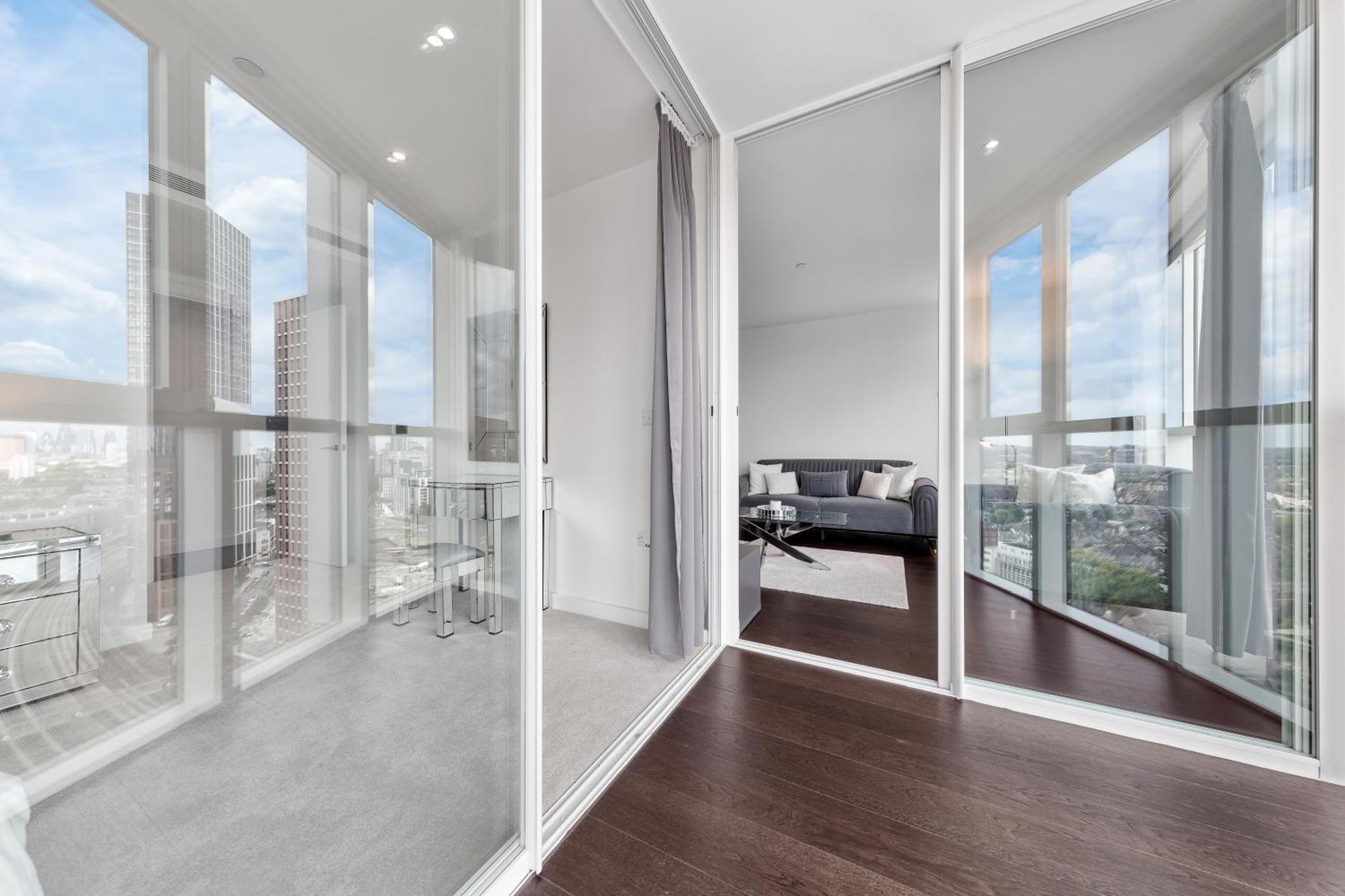 18th Floor Luxury 2 Bedroom, 2 Bathroom Sky View With Rooftop Access & Gym! Unbeatable Experience & Extreme Value! Apartment London
