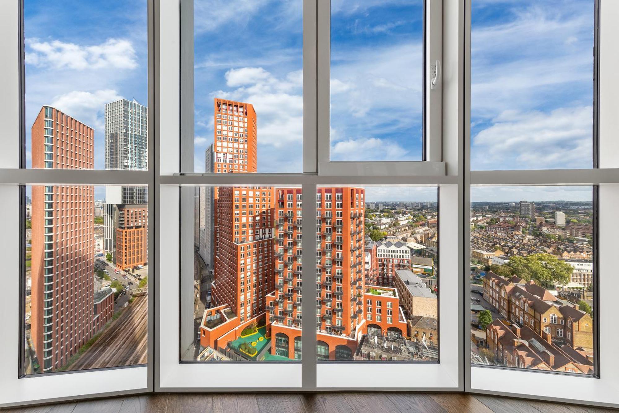 18th Floor Luxury 2 Bedroom, 2 Bathroom Sky View With Rooftop Access & Gym! Unbeatable Experience & Extreme Value! Apartment