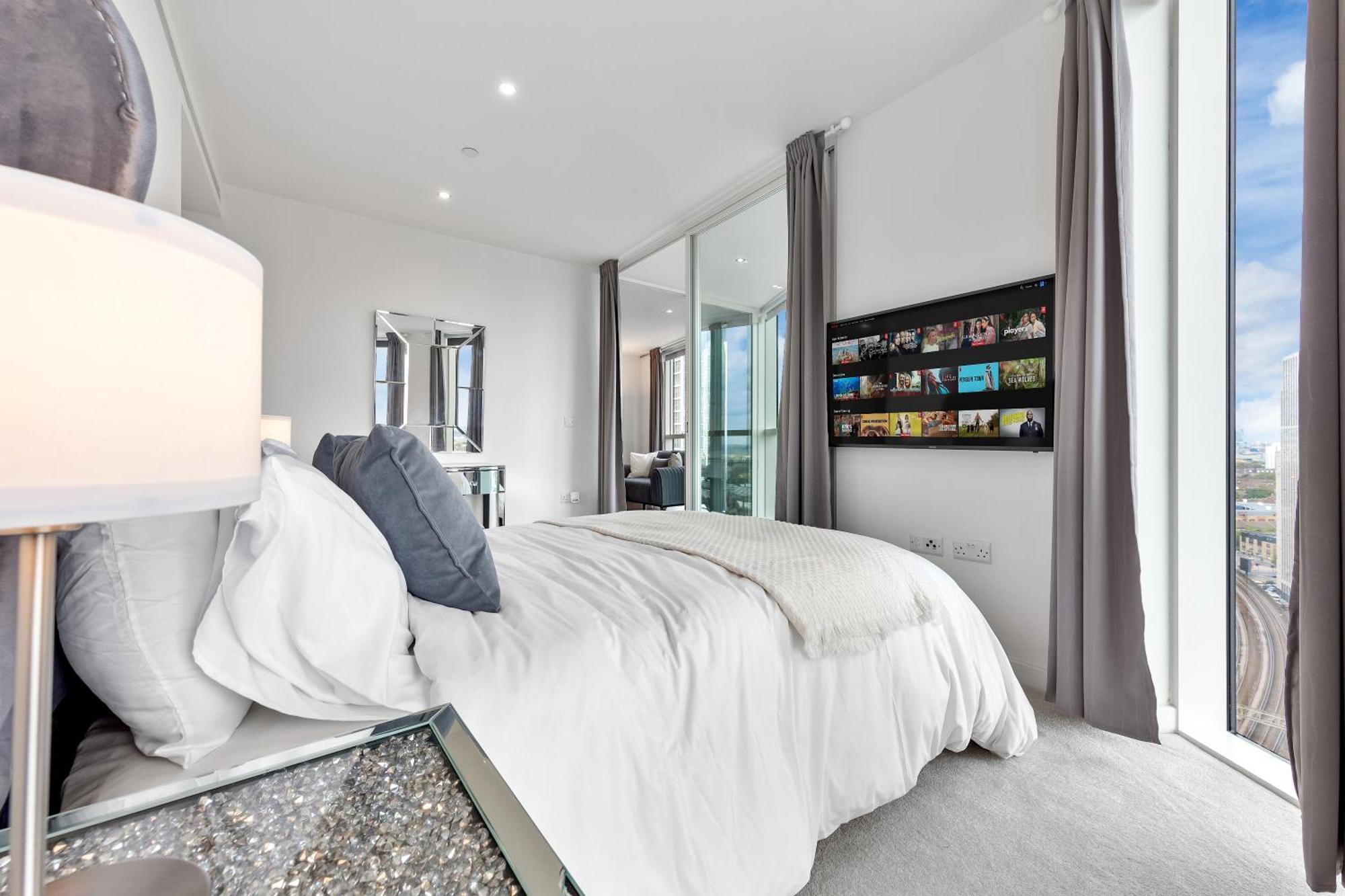 18th Floor Luxury 2 Bedroom, 2 Bathroom Sky View With Rooftop Access & Gym! Unbeatable Experience & Extreme Value! Apartment *