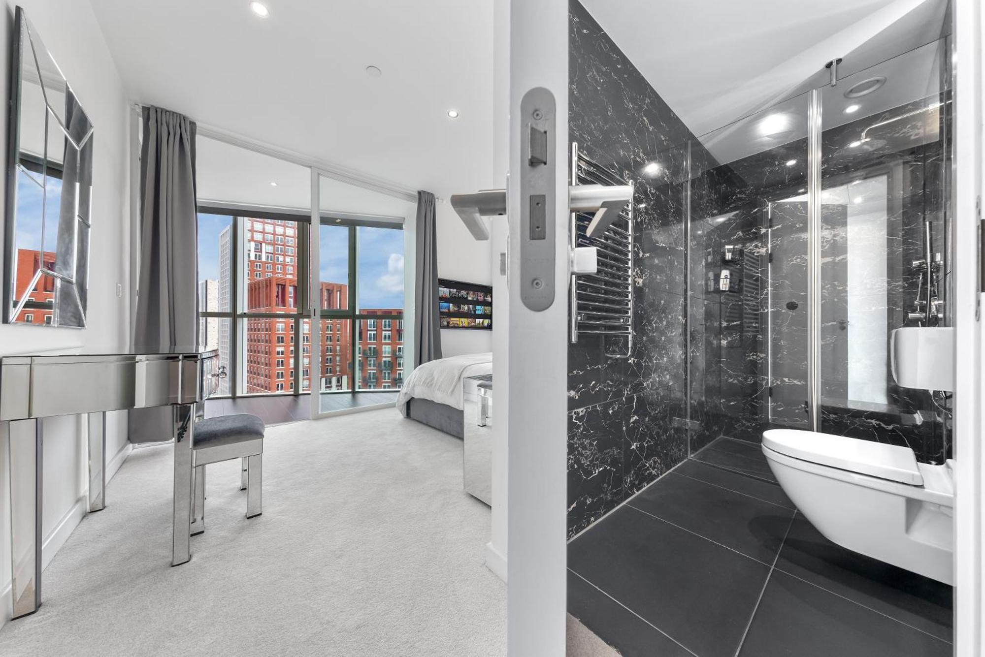 Apartment 18th Floor Luxury 2 Bedroom, 2 Bathroom Sky View With Rooftop Access & Gym! Unbeatable Experience & Extreme Value! *