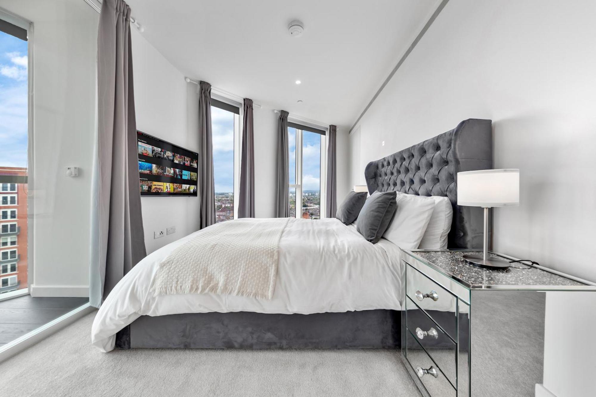 18th Floor Luxury 2 Bedroom, 2 Bathroom Sky View With Rooftop Access & Gym! Unbeatable Experience & Extreme Value! Apartment London