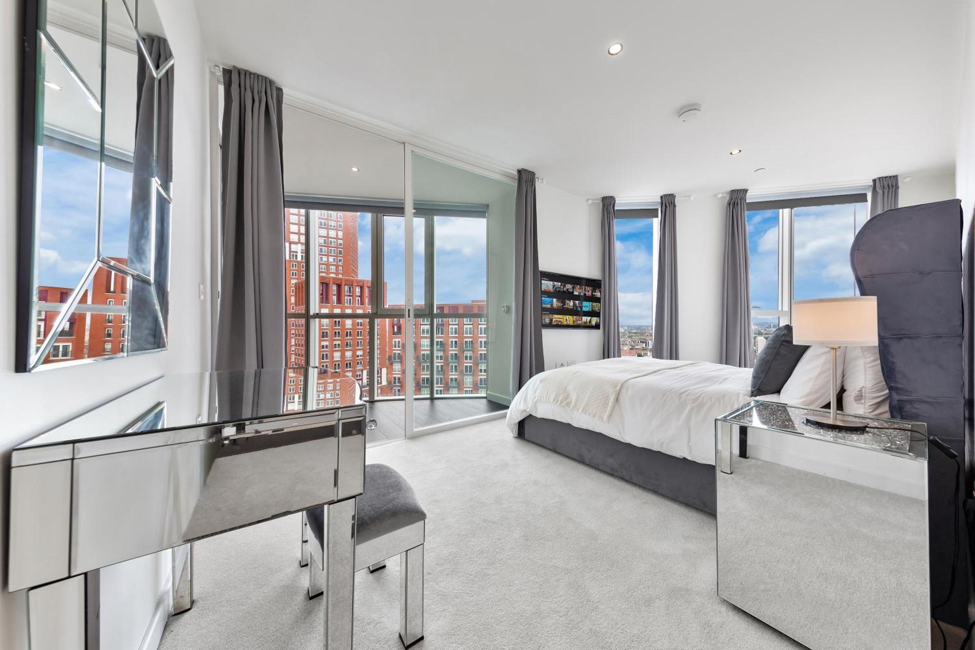 Apartment 18th Floor Luxury 2 Bedroom, 2 Bathroom Sky View With Rooftop Access & Gym! Unbeatable Experience & Extreme Value! London