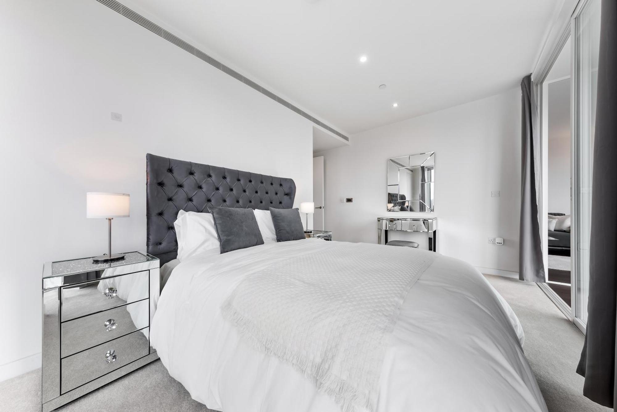 18th Floor Luxury 2 Bedroom, 2 Bathroom Sky View With Rooftop Access & Gym! Unbeatable Experience & Extreme Value! Apartment London