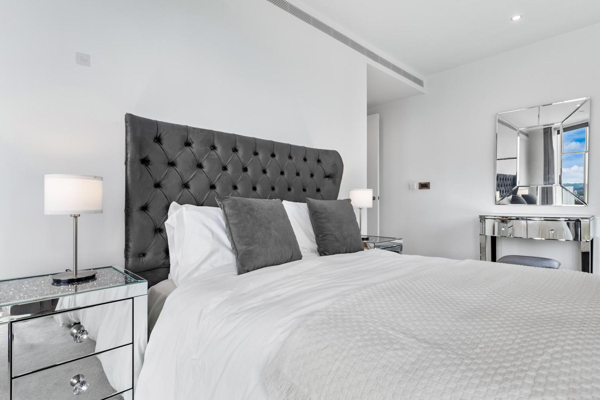 18th Floor Luxury 2 Bedroom, 2 Bathroom Sky View With Rooftop Access & Gym! Unbeatable Experience & Extreme Value! * London