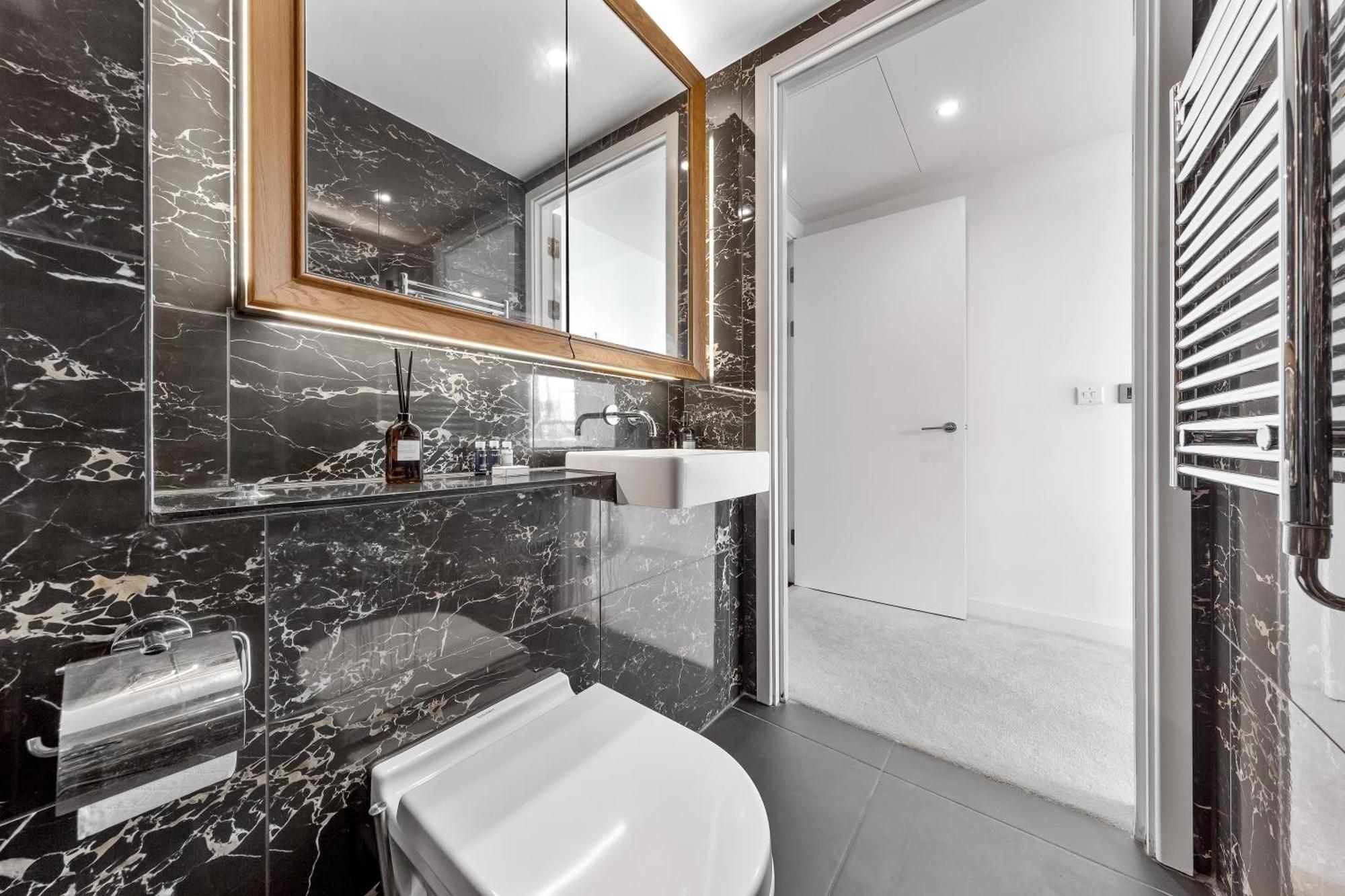 Apartment 18th Floor Luxury 2 Bedroom, 2 Bathroom Sky View With Rooftop Access & Gym! Unbeatable Experience & Extreme Value! London