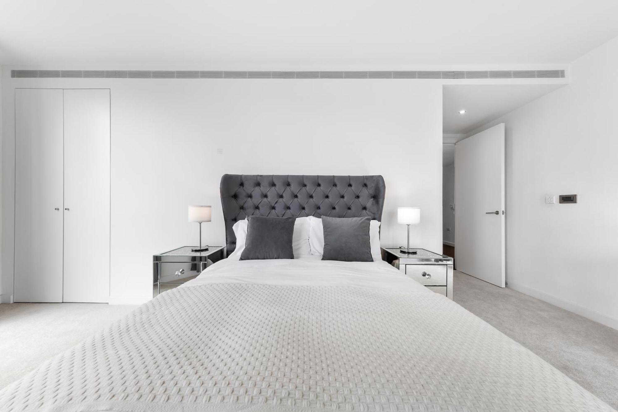 18th Floor Luxury 2 Bedroom, 2 Bathroom Sky View With Rooftop Access & Gym! Unbeatable Experience & Extreme Value! London