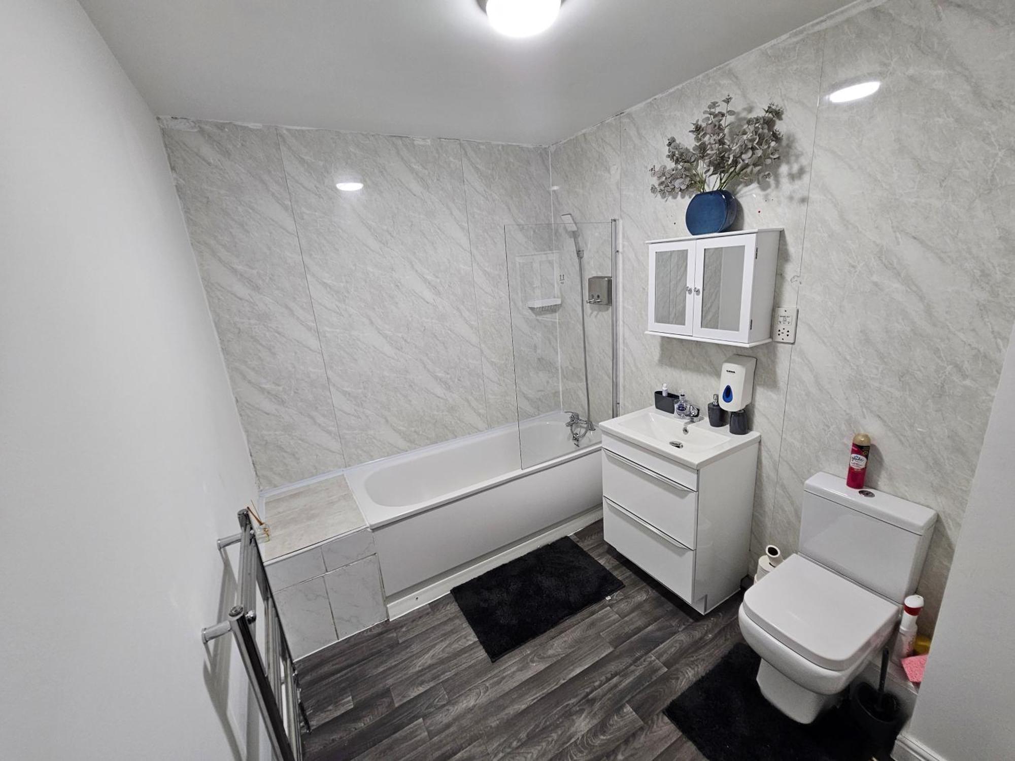 2br Near Canning Town Stn Balcony Location * Londen
