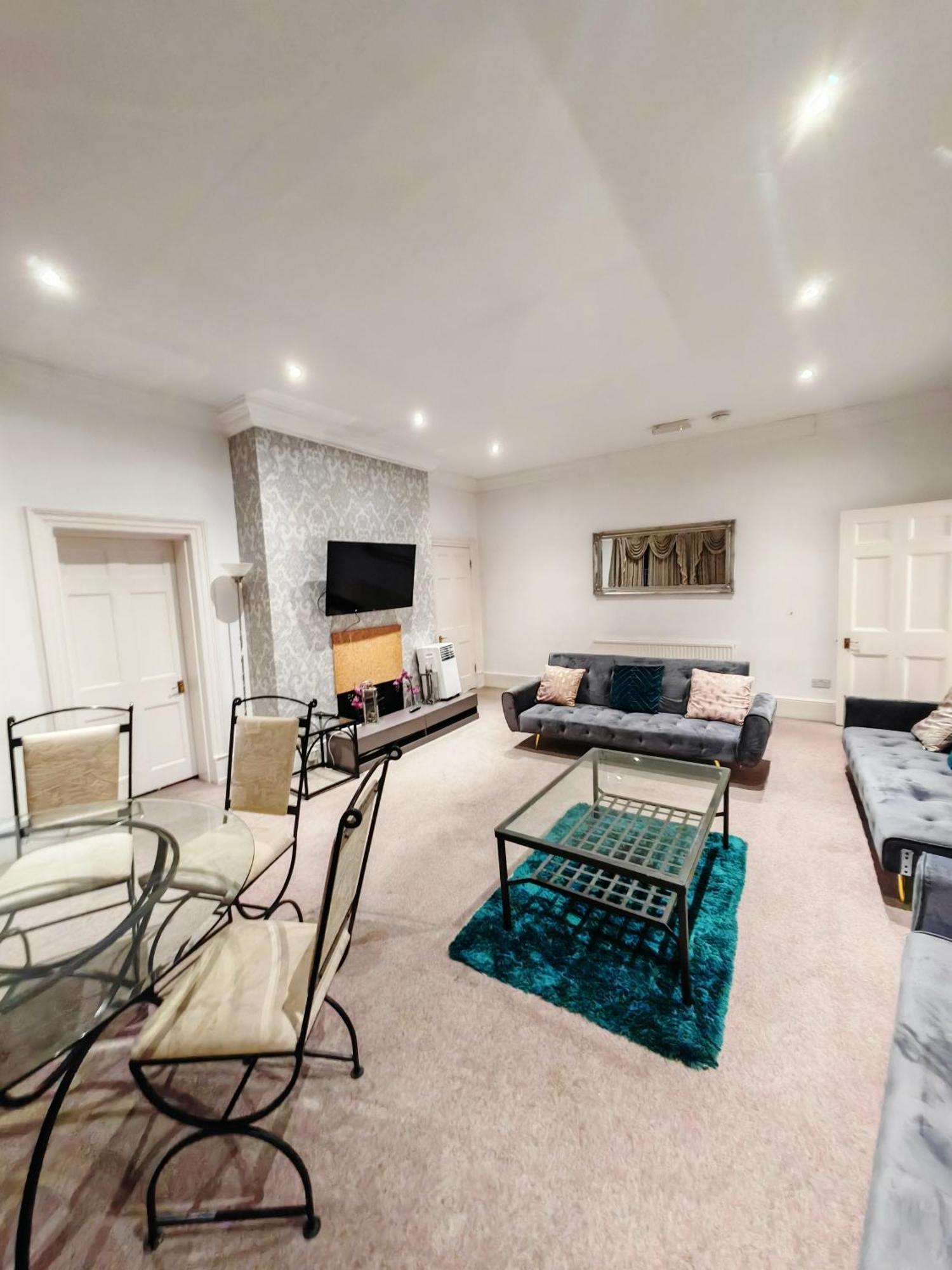 Larger Groups Close To Excel Canarywharf 02 With Parking Apartment London