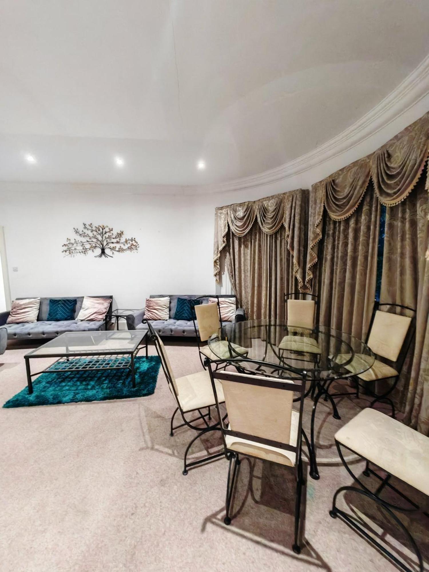 Larger Groups Close To Excel Canarywharf 02 With Parking Apartment