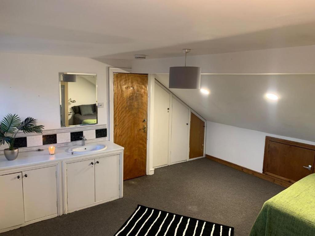 Gasthof Balham, South Spacious, Lambert, 6 Available