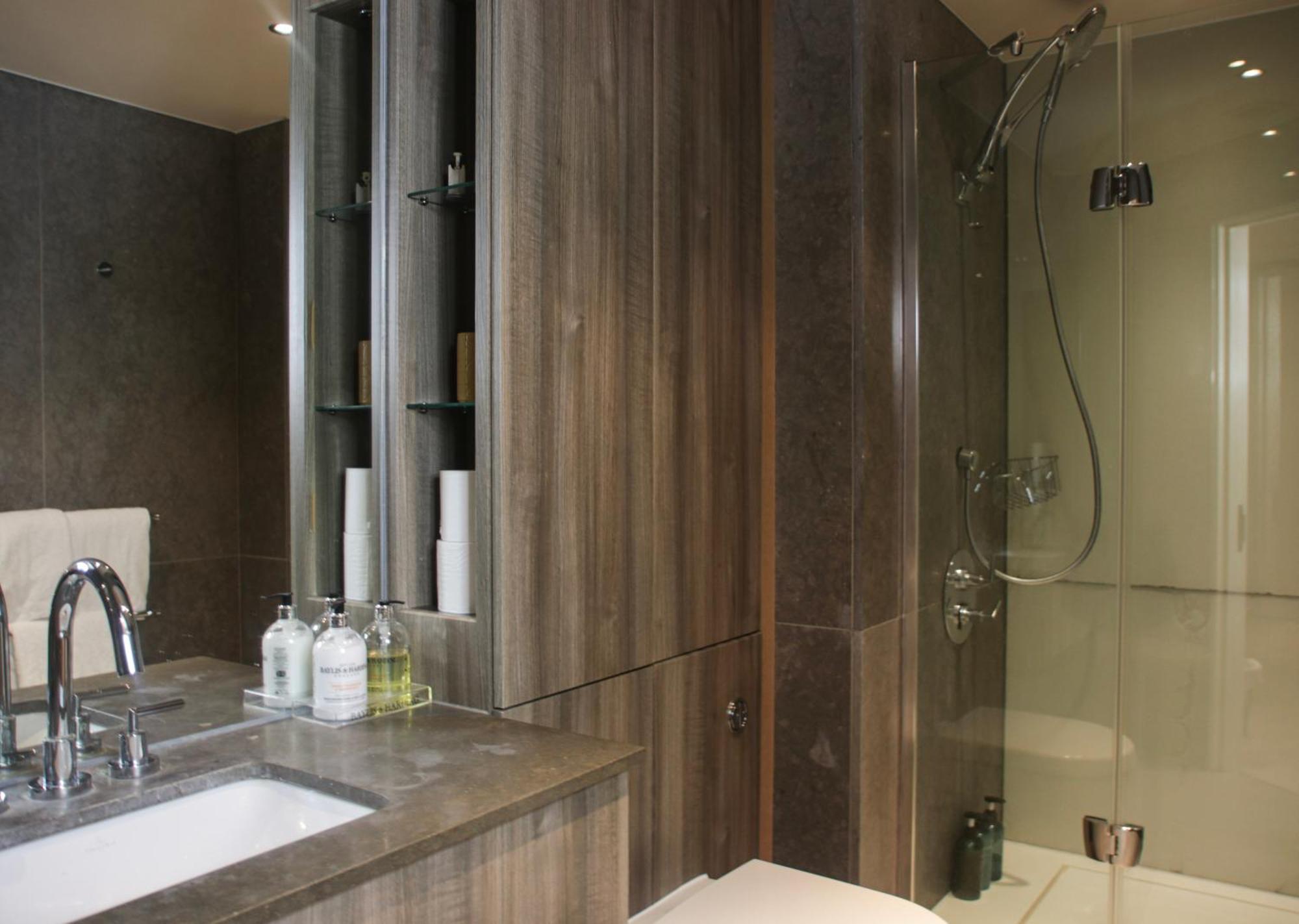Striking In The Heart Of Chelsea Apartment London