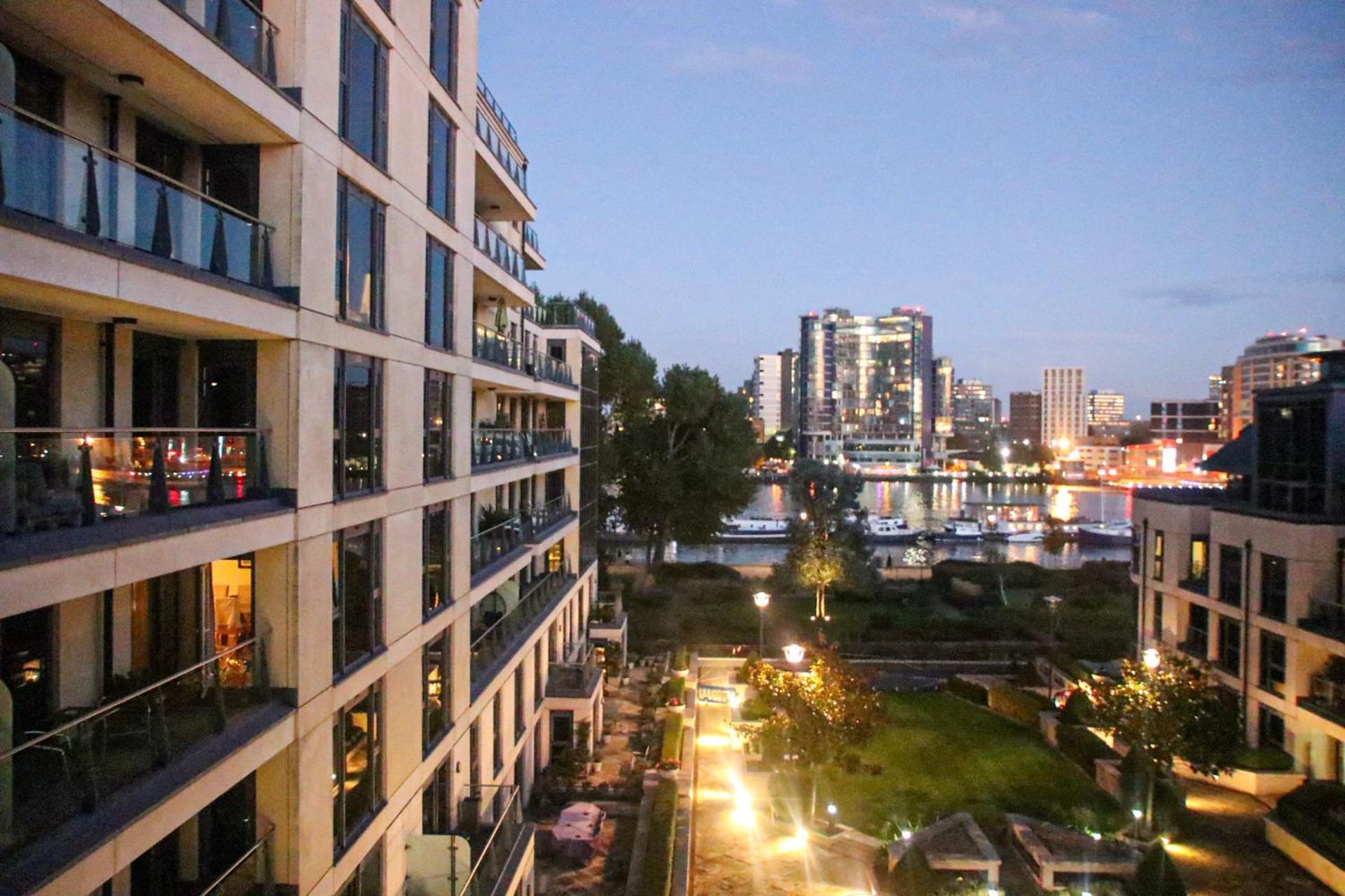 Striking In The Heart Of Chelsea Apartment