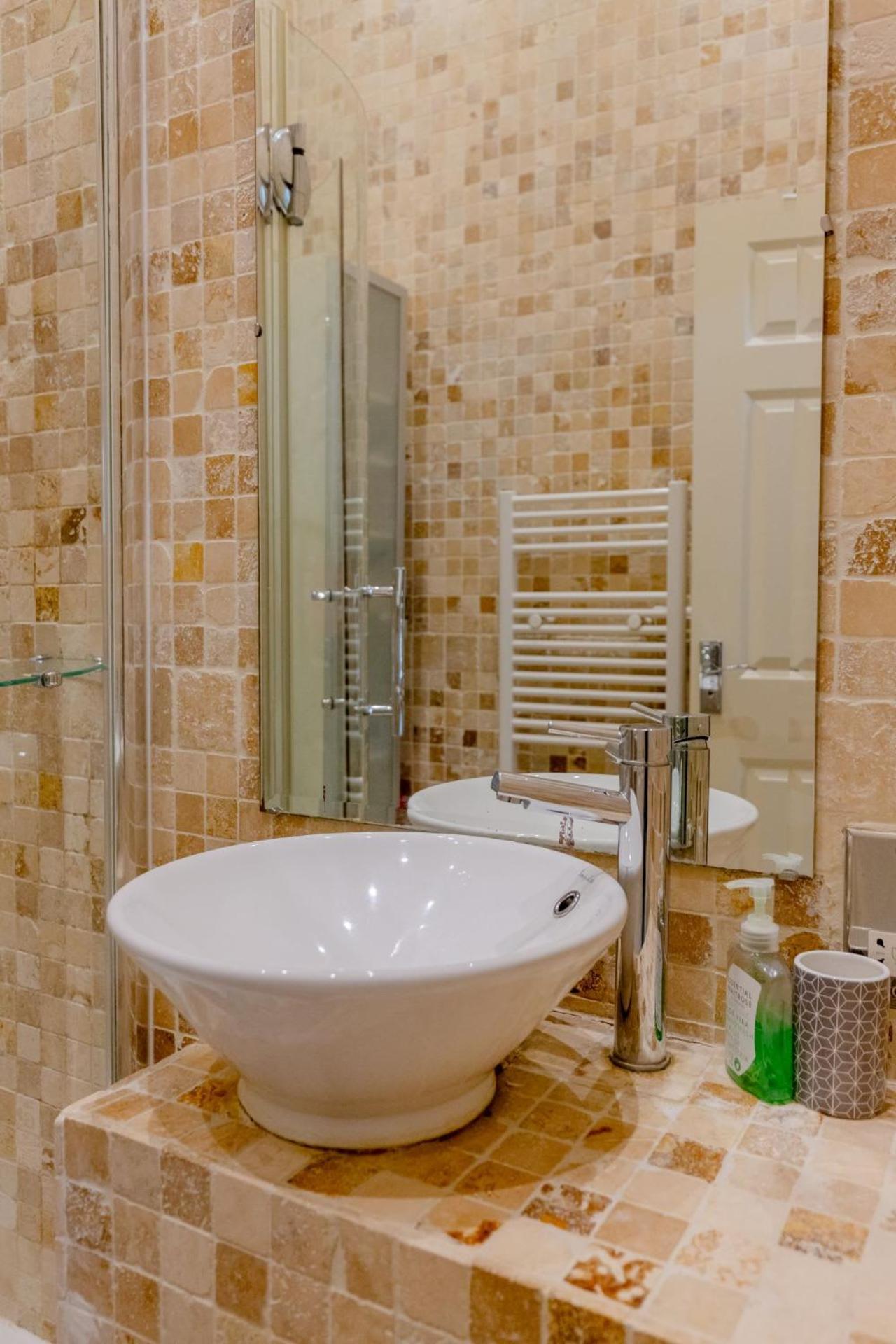 Charming Mezzanine Heart Of Paddington Apartment London