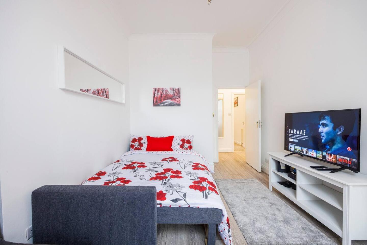 12 Bed Charming And Bright Flat Lägenhet London