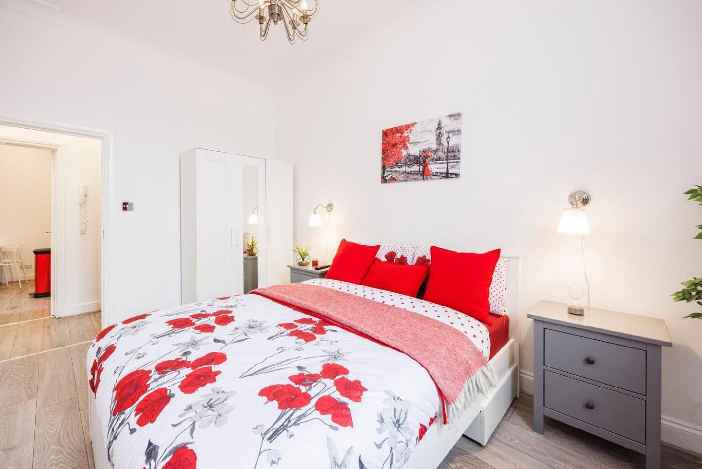 12 Bed Charming And Bright Flat Lägenhet London