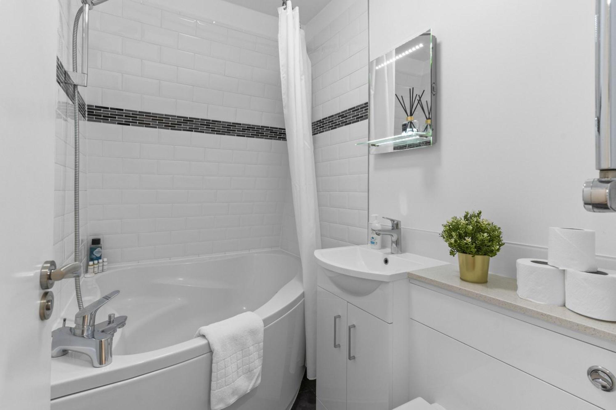 Two Bed By Livestay Short Lets & Serviced Near Oxford Circus * London