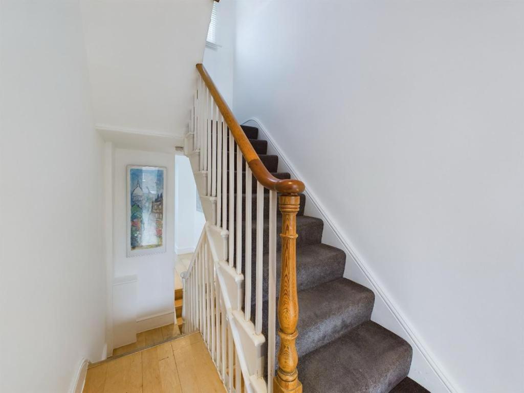 Luxury 4-bedroom Modern Flat In Steps From Station, Sleeps 9 In Style! Lägenhet