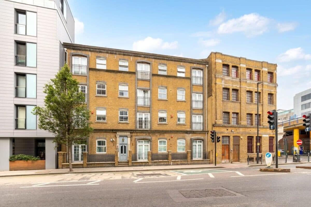 Spacious And Bright 2 Bed Tower Bridge Lägenhet London